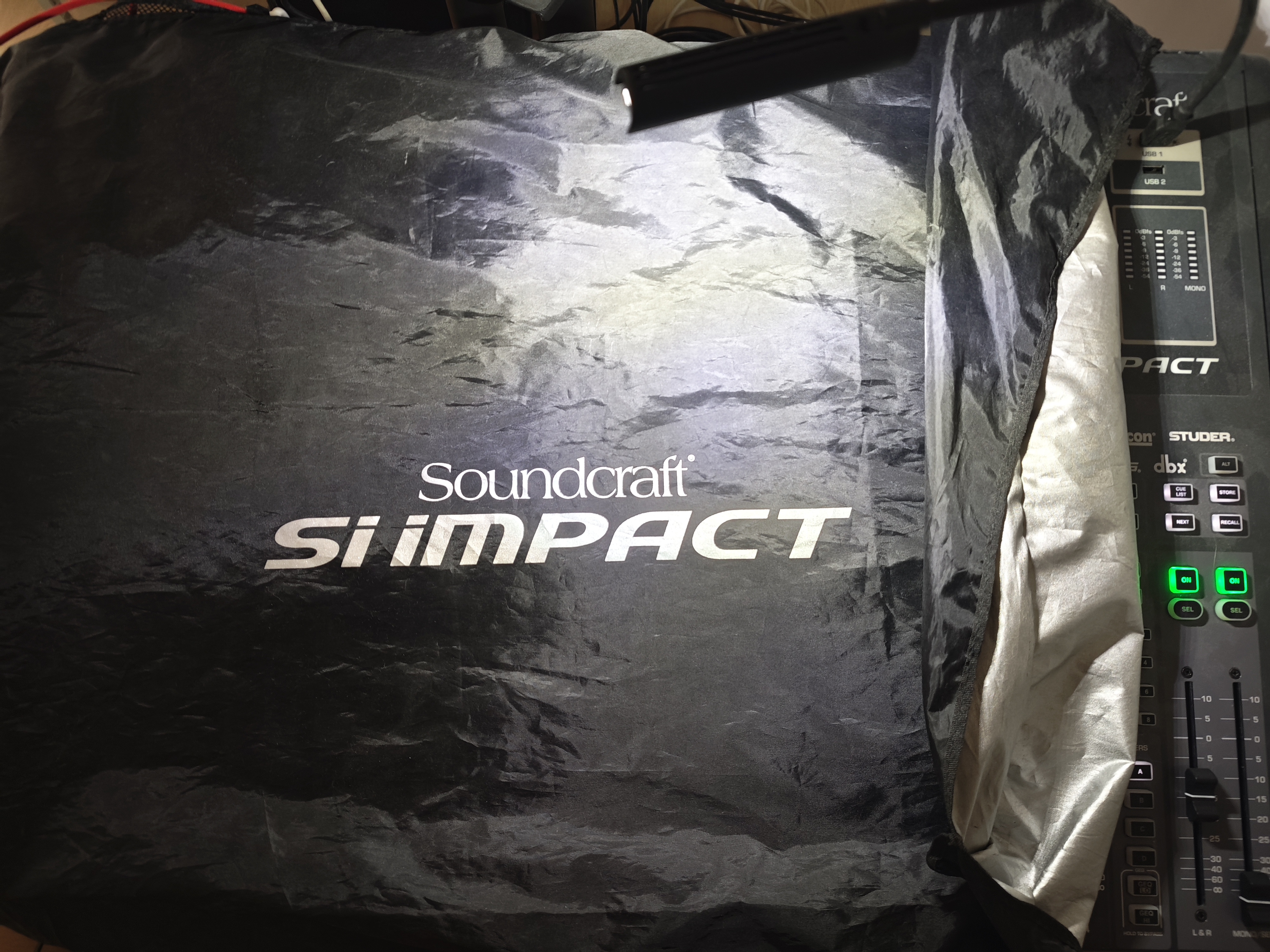 Soundcraft SI Impact + Stage Box 16 + Carte MADI USB + Lampe + protection + deux FlightCases