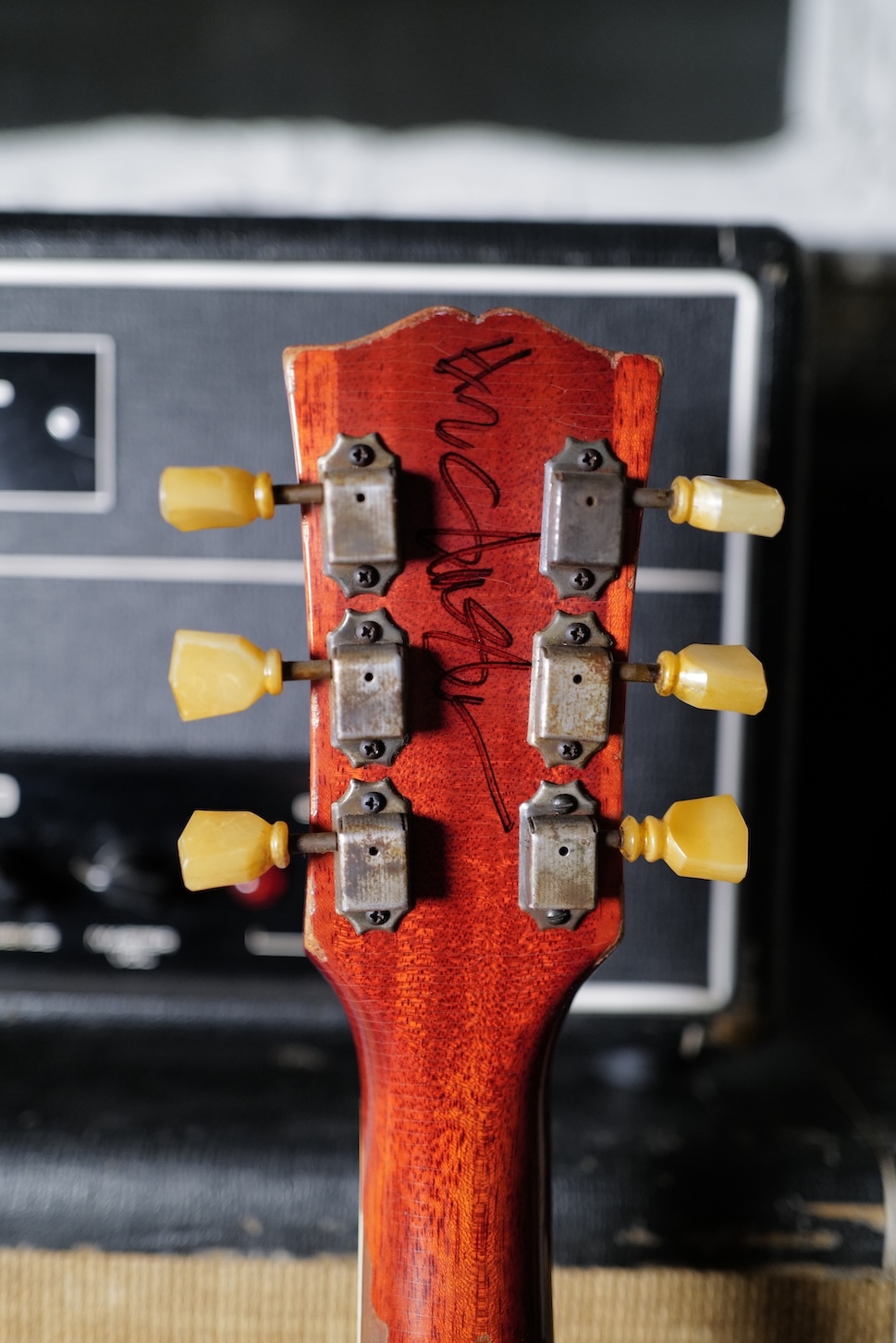Gibson-Les-Paul-Standard-Slash-First-Burst-58-Reissue-Aged-and-Signed-06