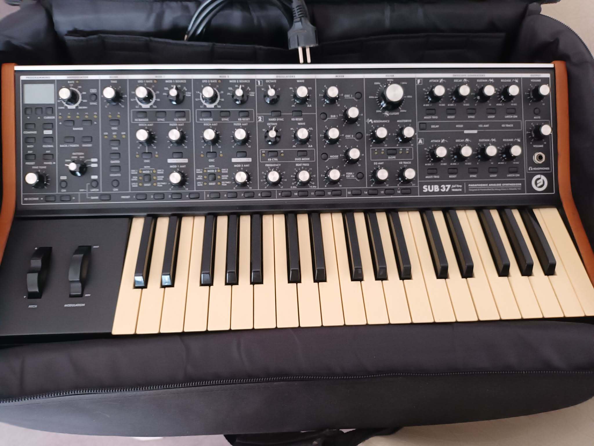 Vends Moog SUB 37 avec sa housse
