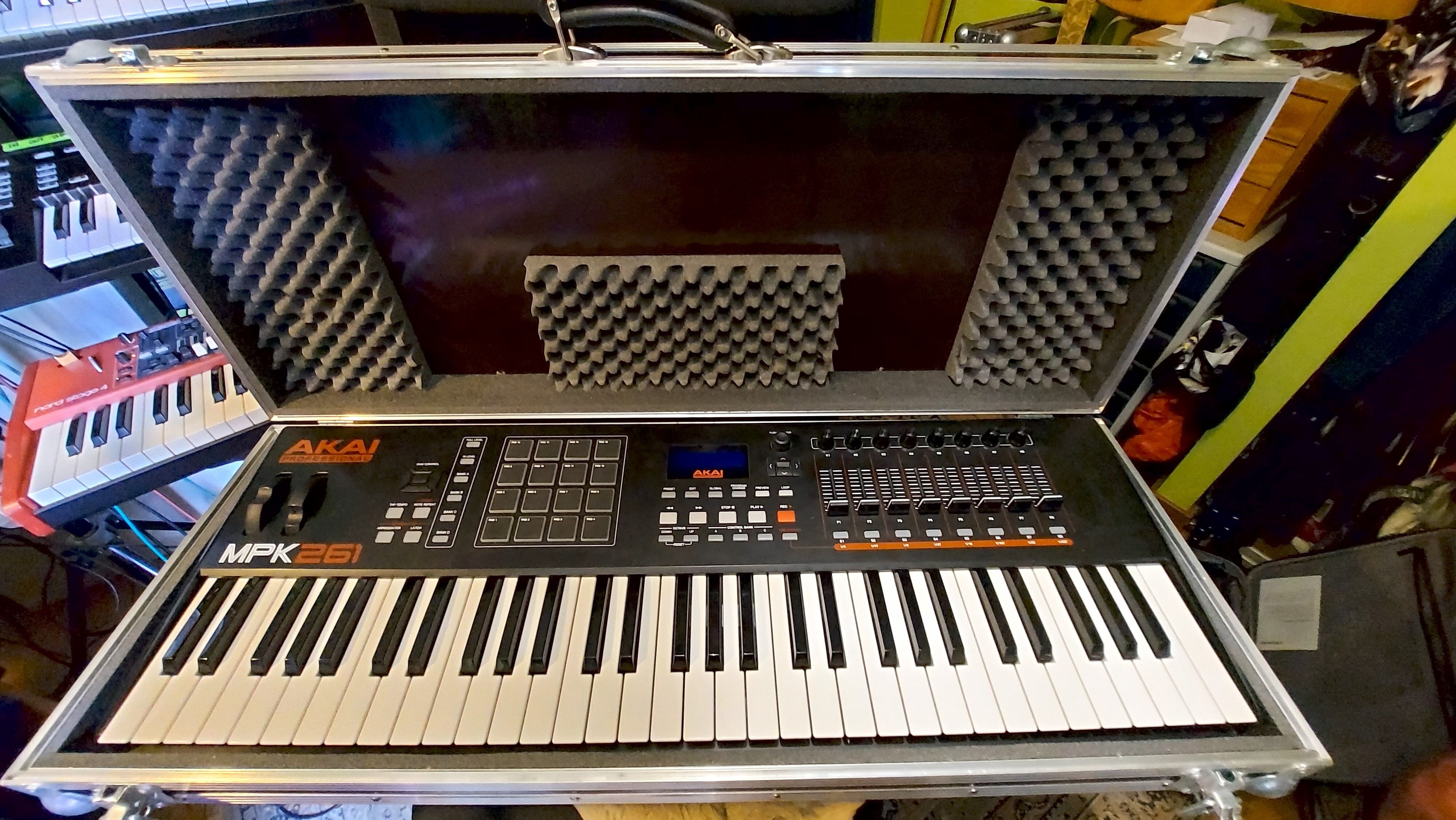 AKAI MPK 261 (Clavier contrôleur ) + son flight case