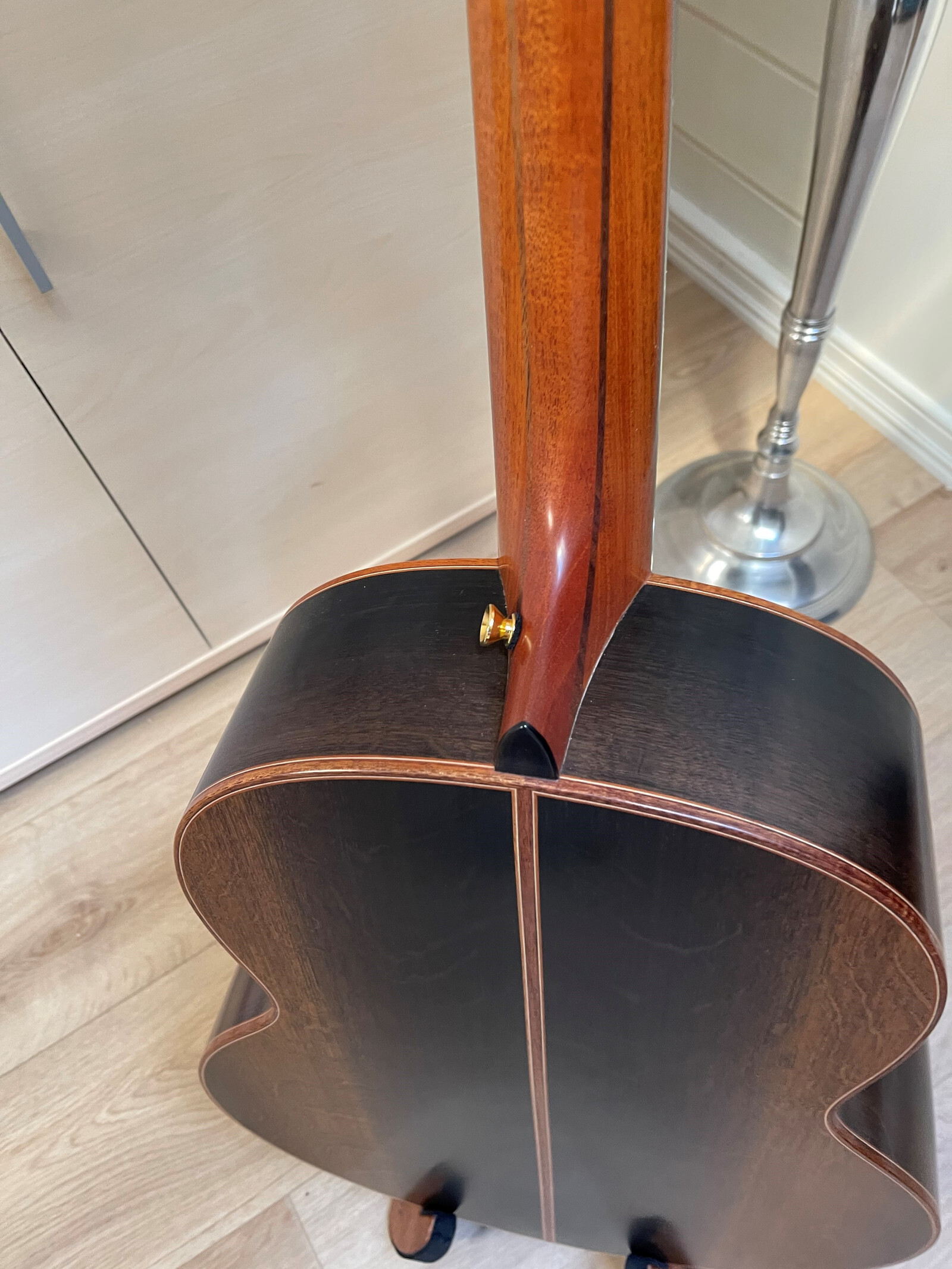 Lowden F-50 en Bog Oak ancien et Sinker Redwood