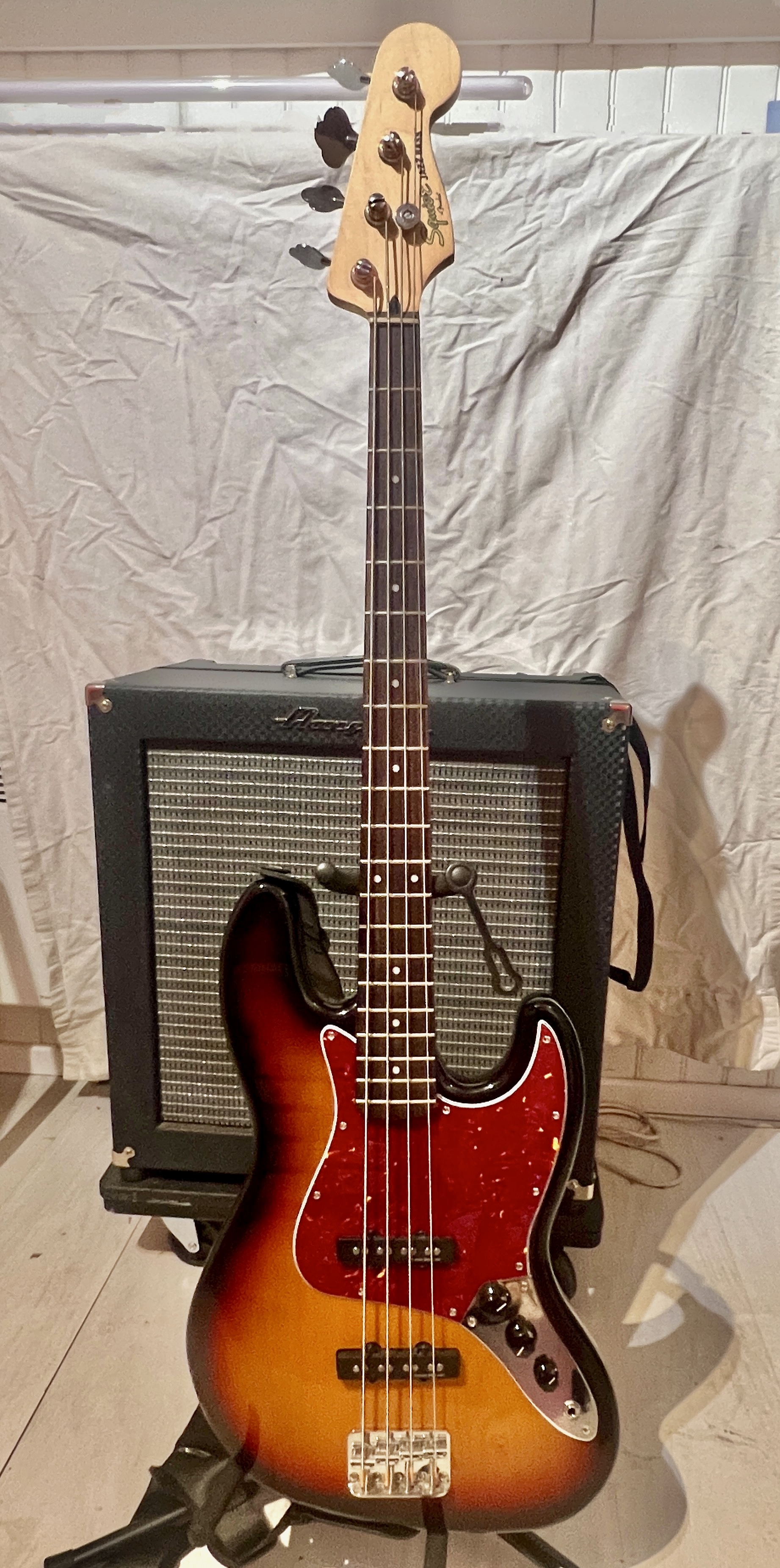 Sqier Jazz Bass sunburst