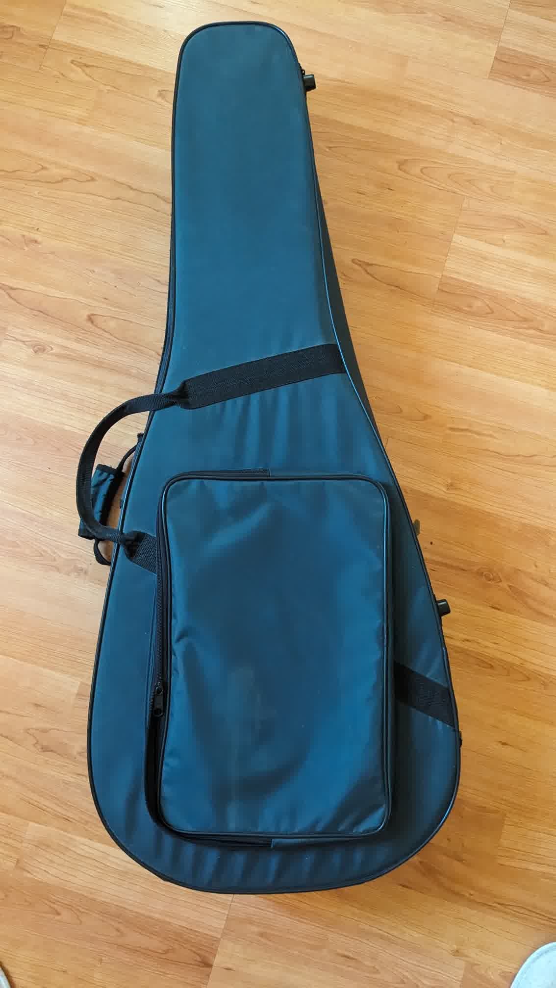 Vends Etui rigide guitare classique 
