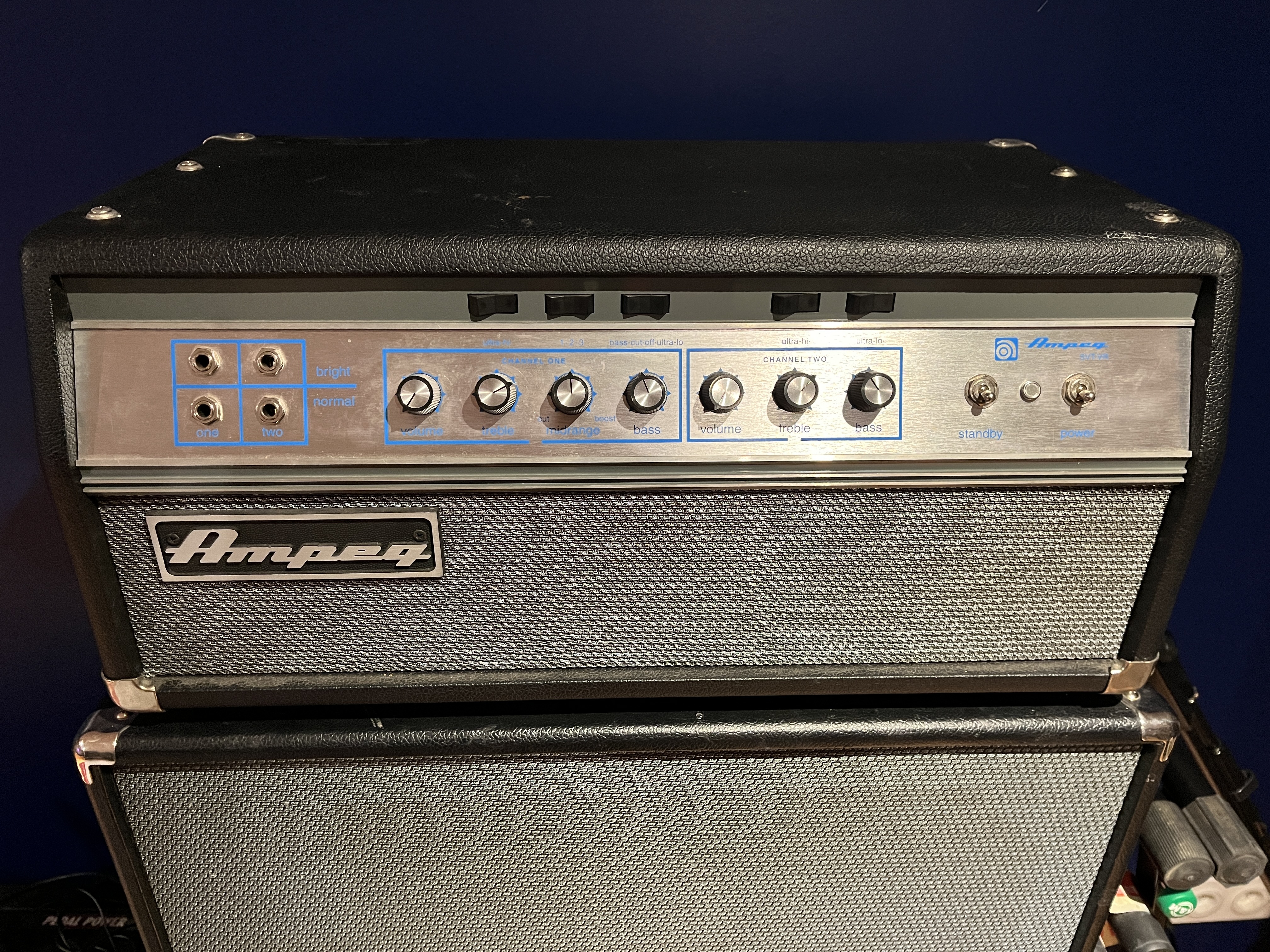 Vends Ampeg SVT VR parfait état lampes neuves et sorti de révision + flight case