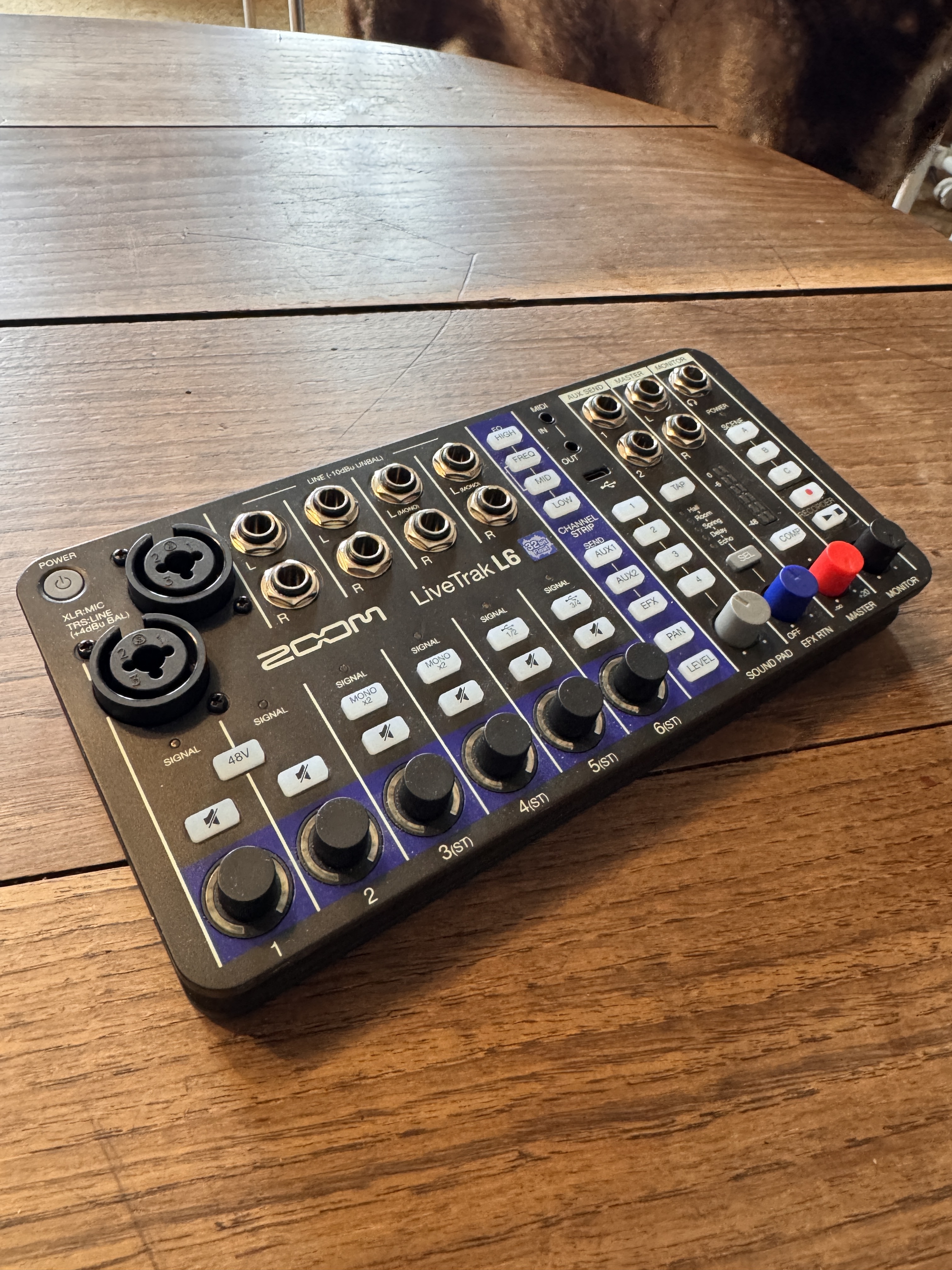 Zoom LiveTrak L-6