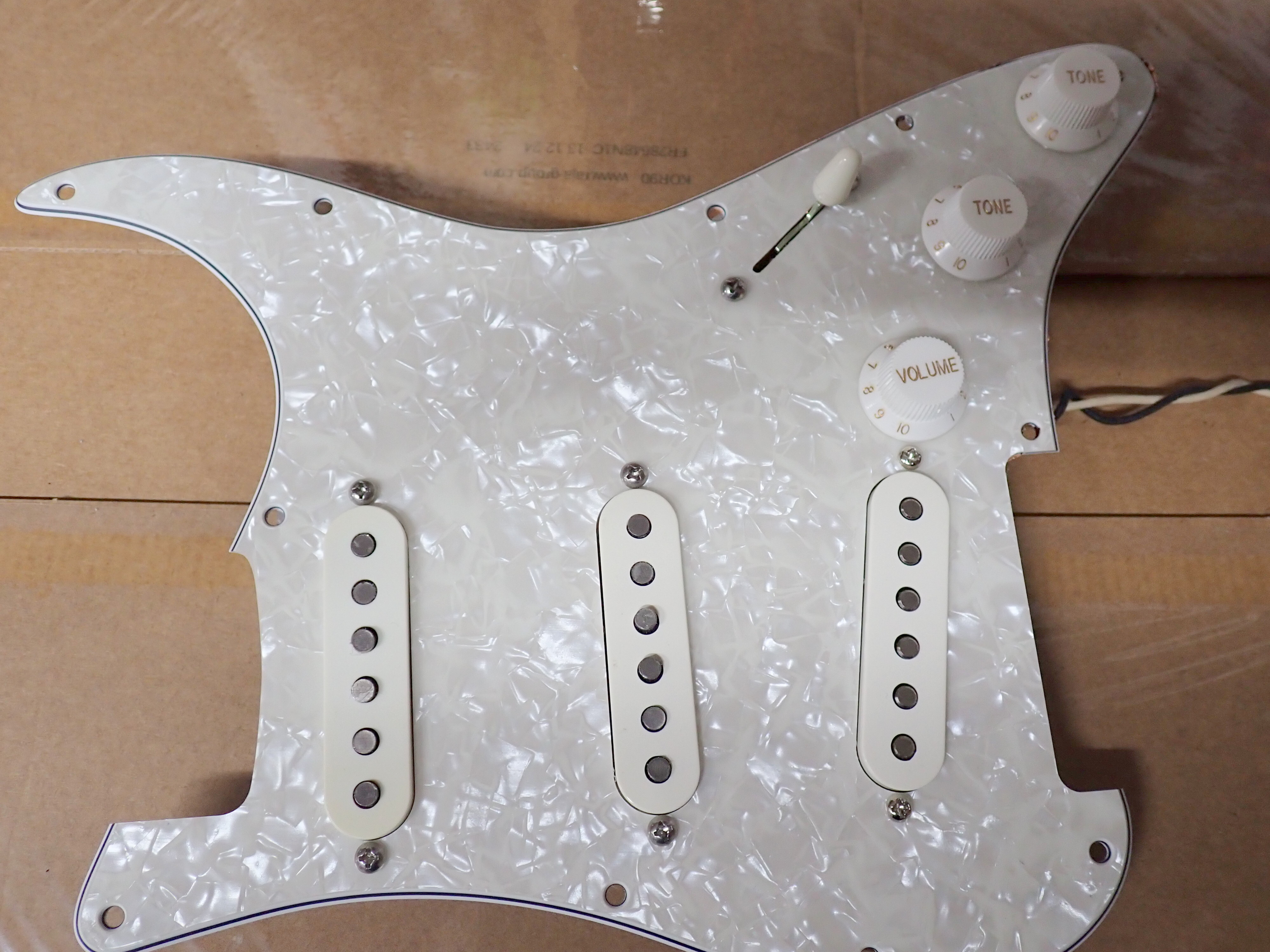 Plaque nacrée  complète pour stratocaster micros custom shop