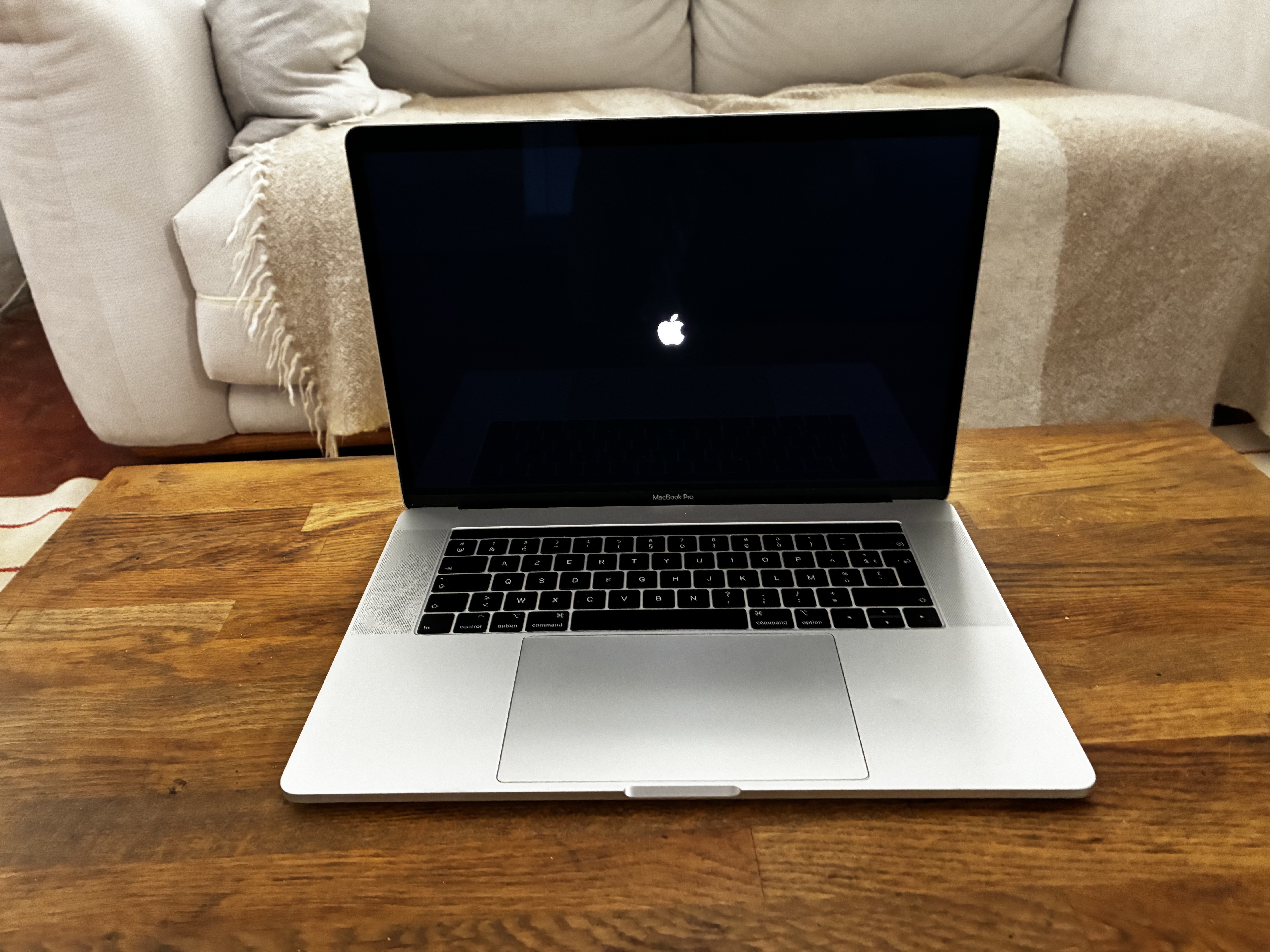 MacBook Pro 15 inches, 2018, 2019 CPU 2.6 GHz Core i7 (I7-8850H) • Mémoire 16 Go • Stockage 500 Go •DDR4