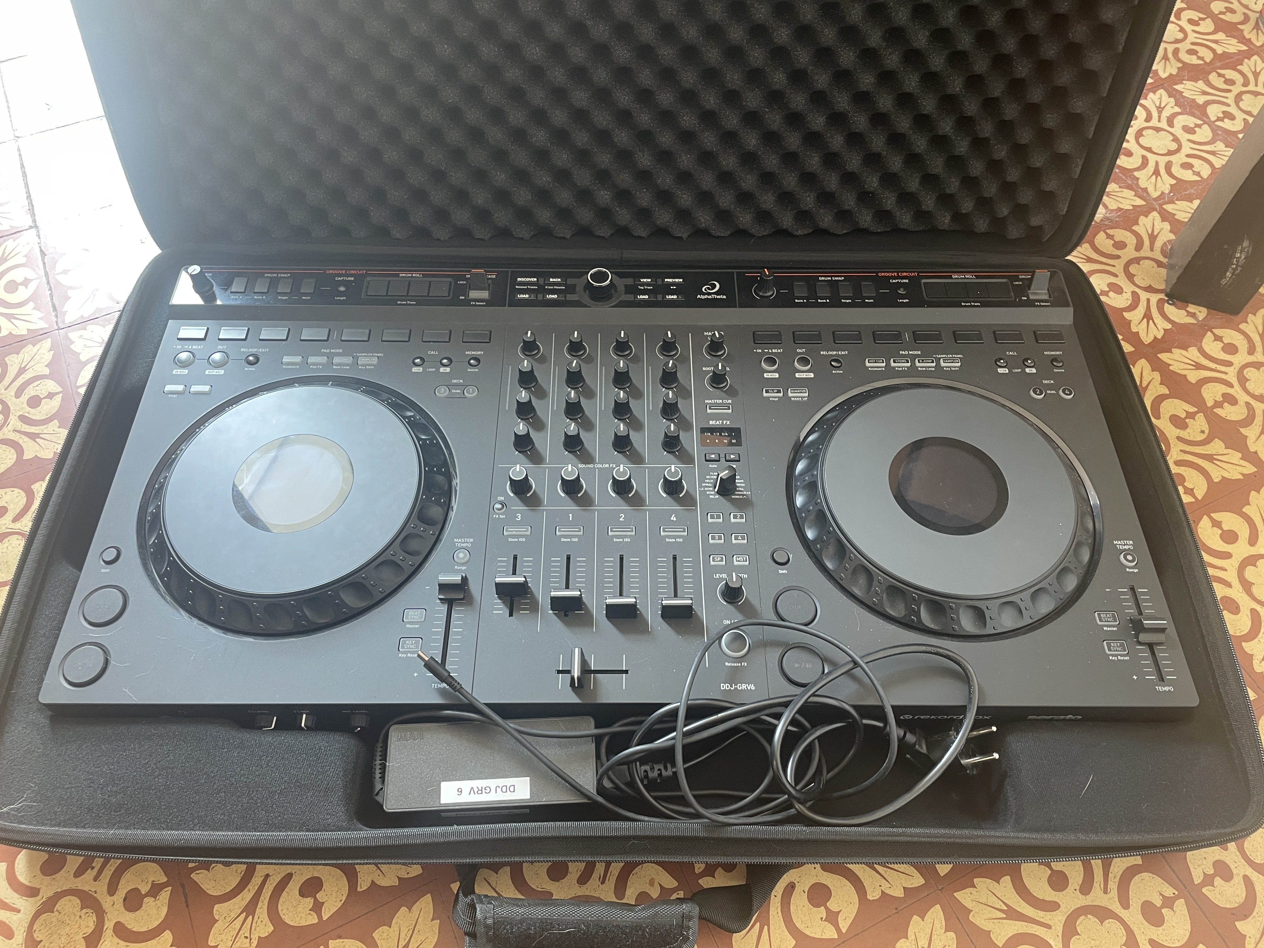 AlphaTheta DDJ-GRV6 + malette de transport UDG