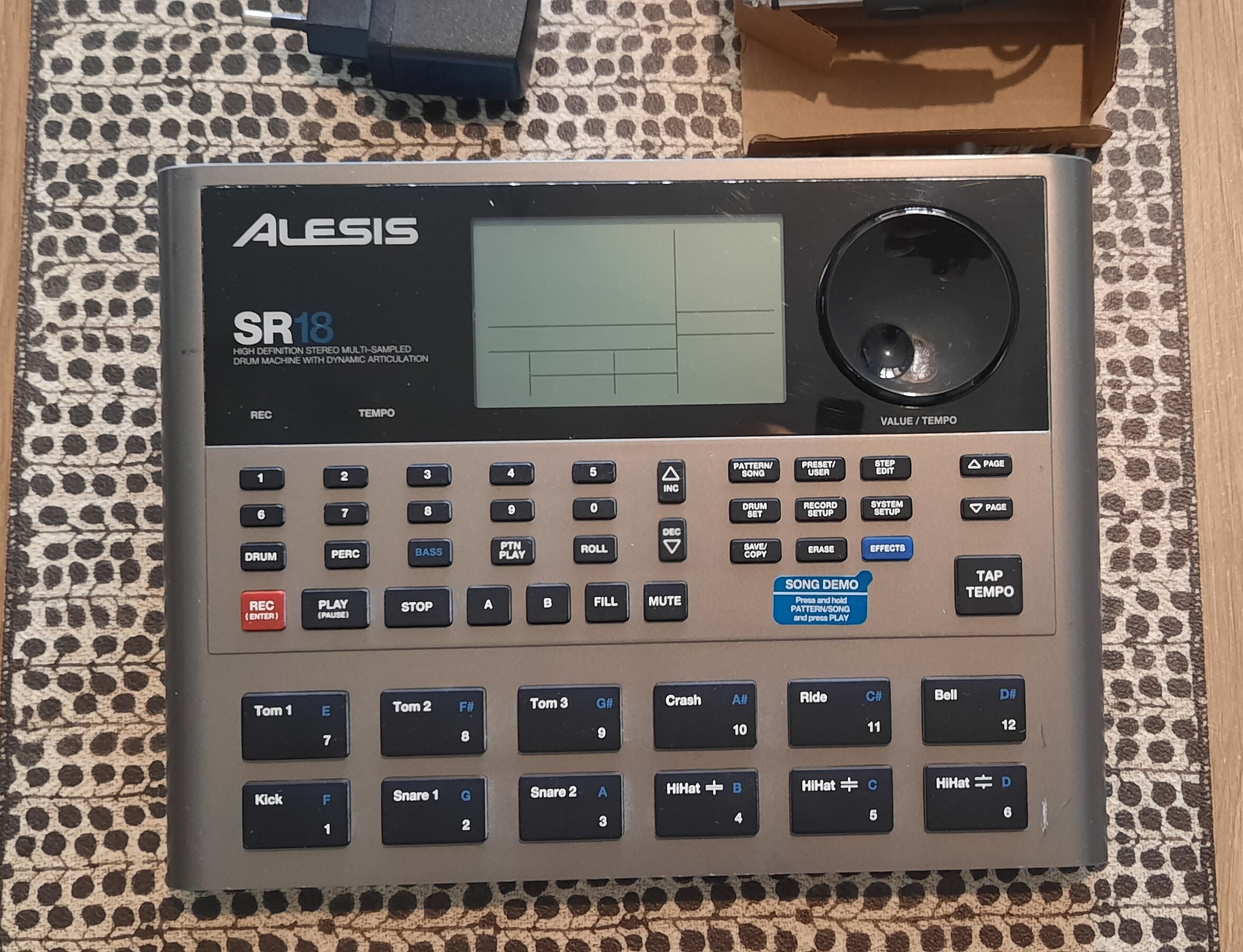 vends Alesis SR-18 de nouvelle génération  avec pedale de controle au pied  et alimentation 