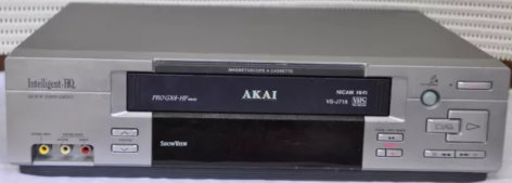 W Magnétoscop VHS Akai