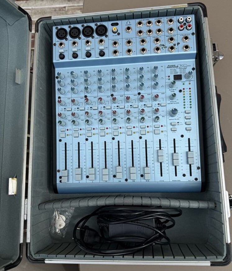 Vends table mixage ALESIS MULTIMIX 12 FX (idéal petite scène). 