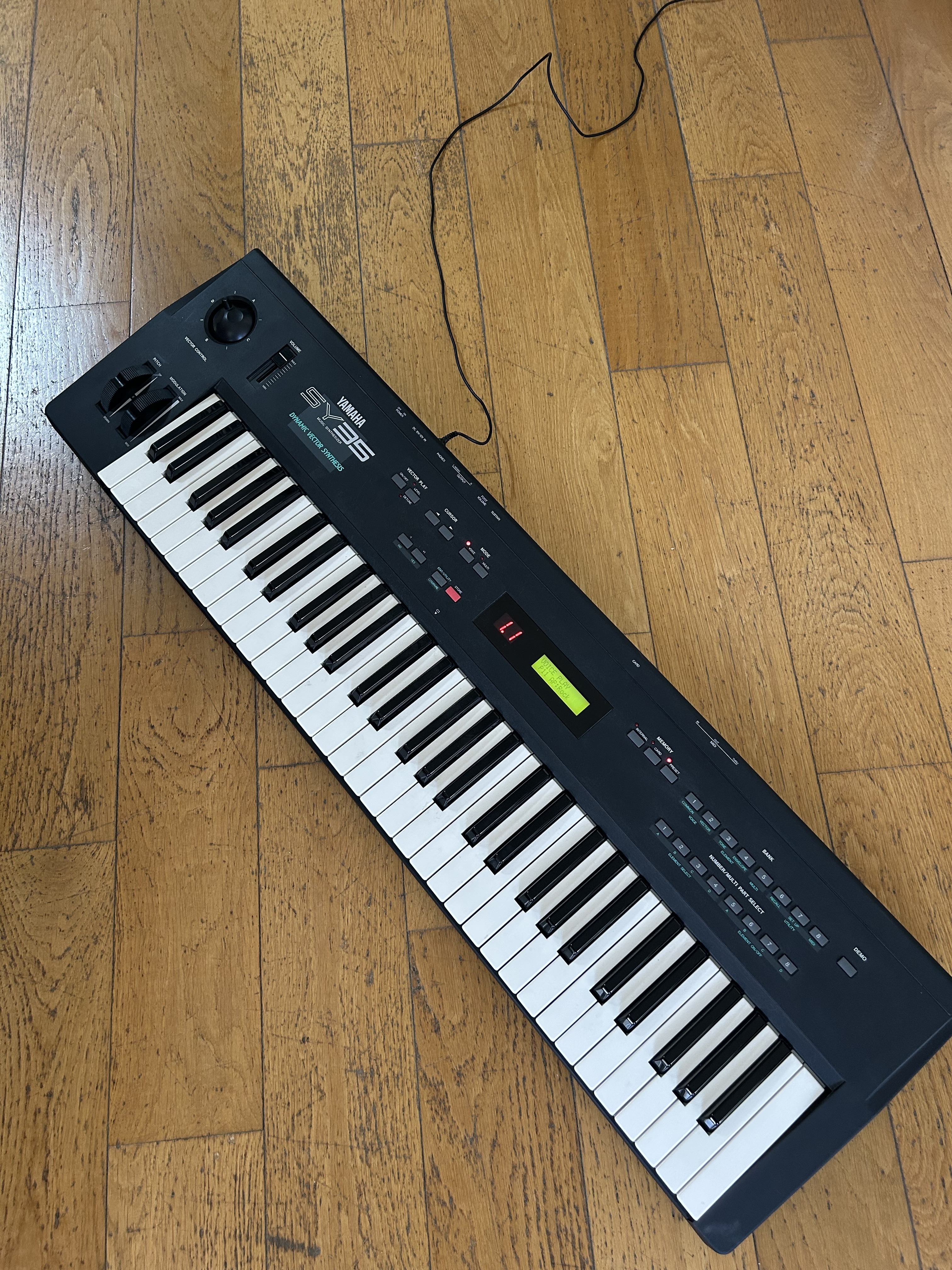 Synthétiseur Yamaha SY35, fabrication japonaise.
