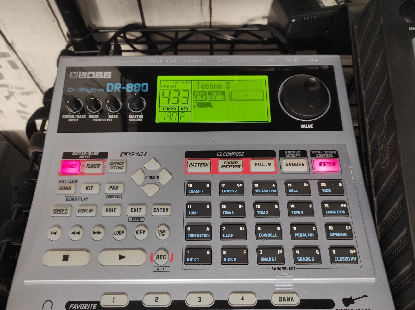 Boss DR880