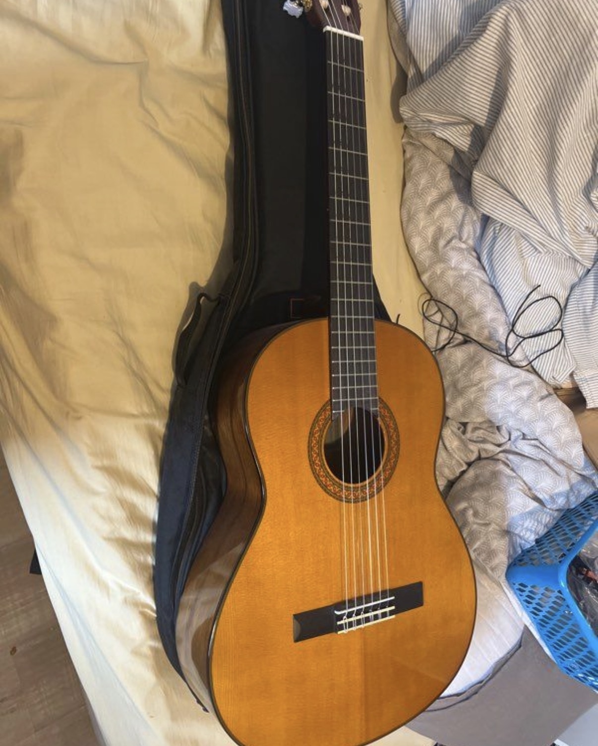 Vends guitare acoustique yamaha C70