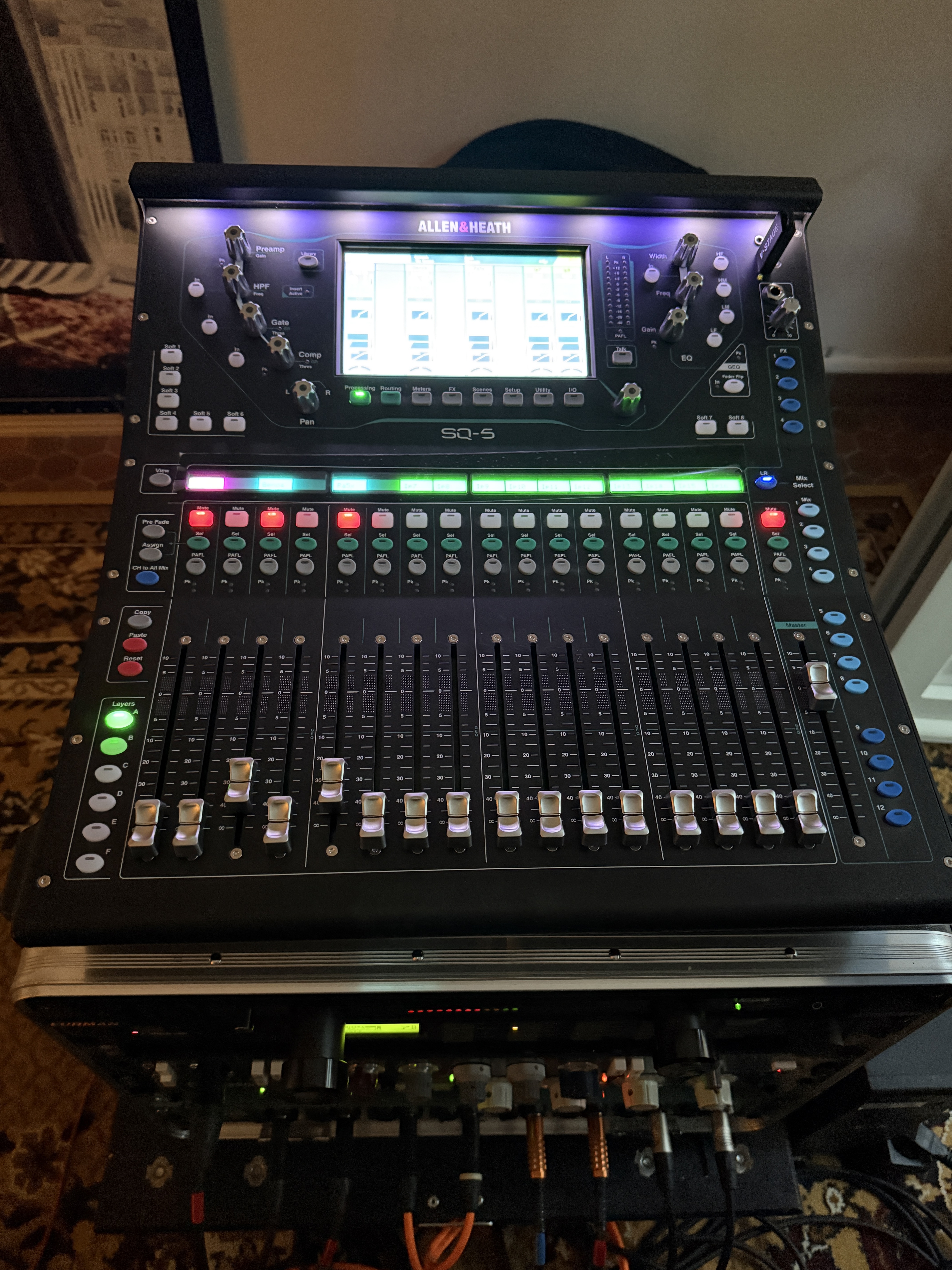 Console SQ5 comme neuve (sous garantie) + stagebox AR2412 + Compressor pack 2 + housse gator