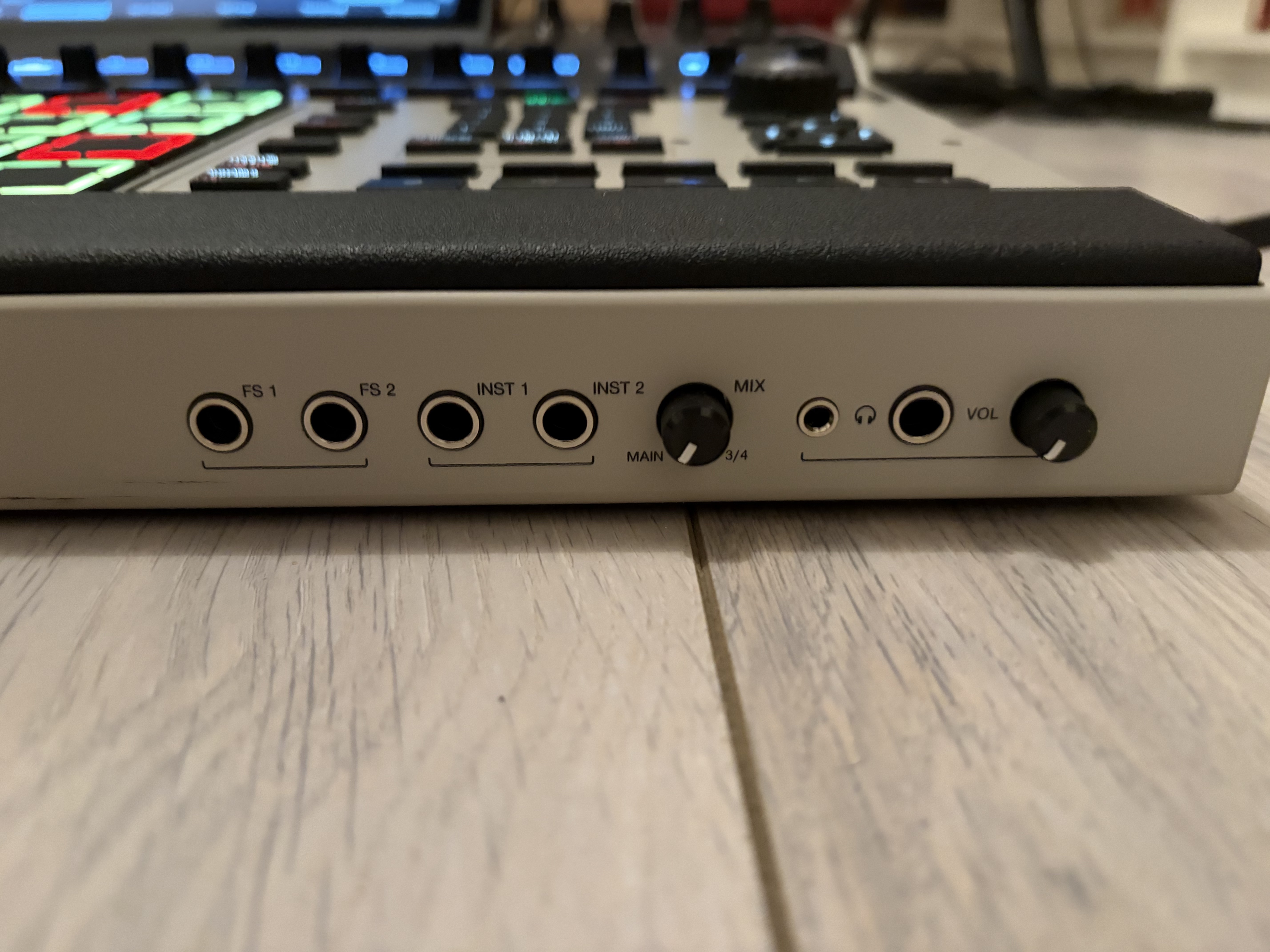 Akai MPC XL - connectique avant