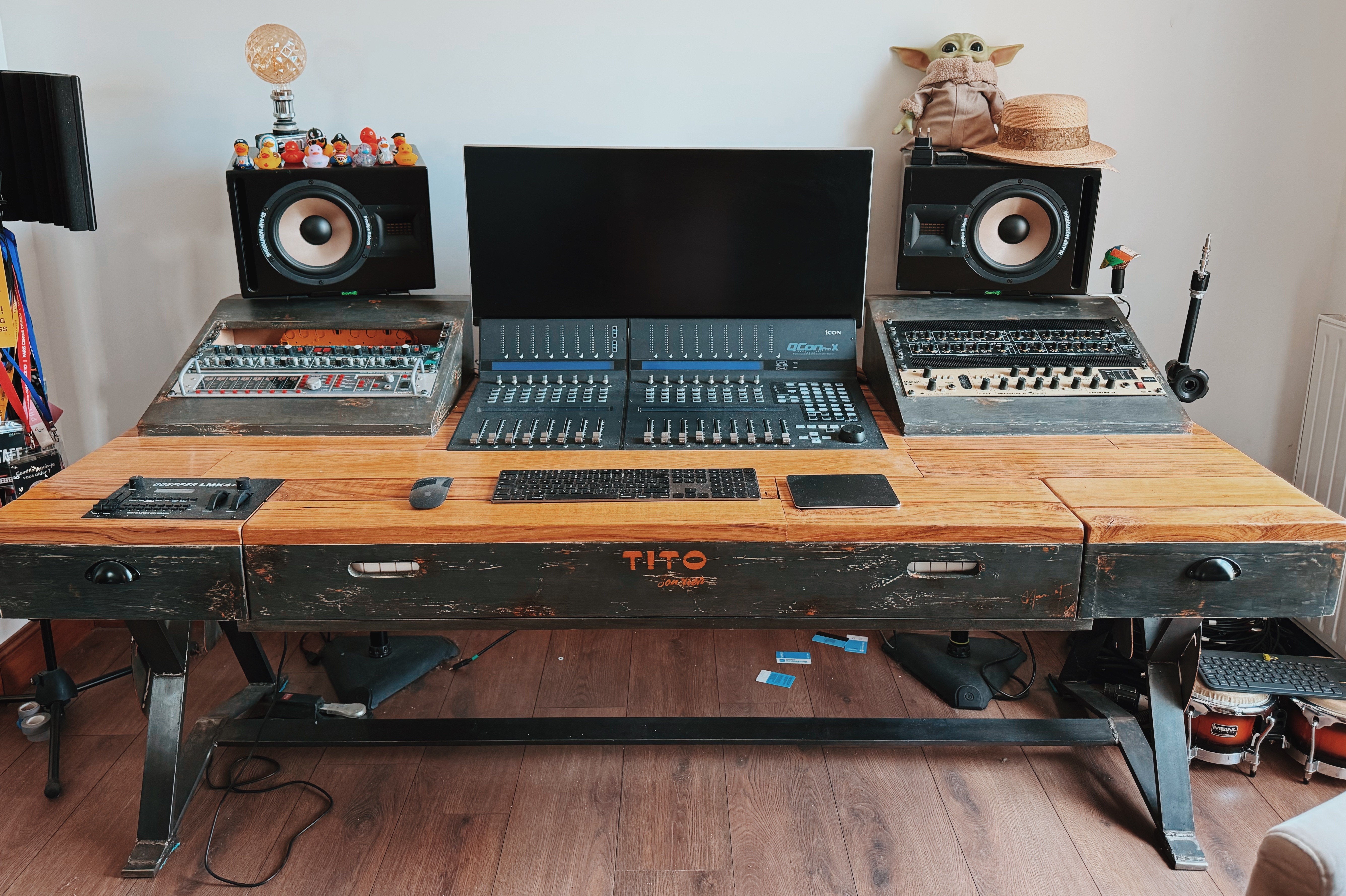 Bureau de studio haut de game en chêne massif setup complet intégré piano+controlleur 