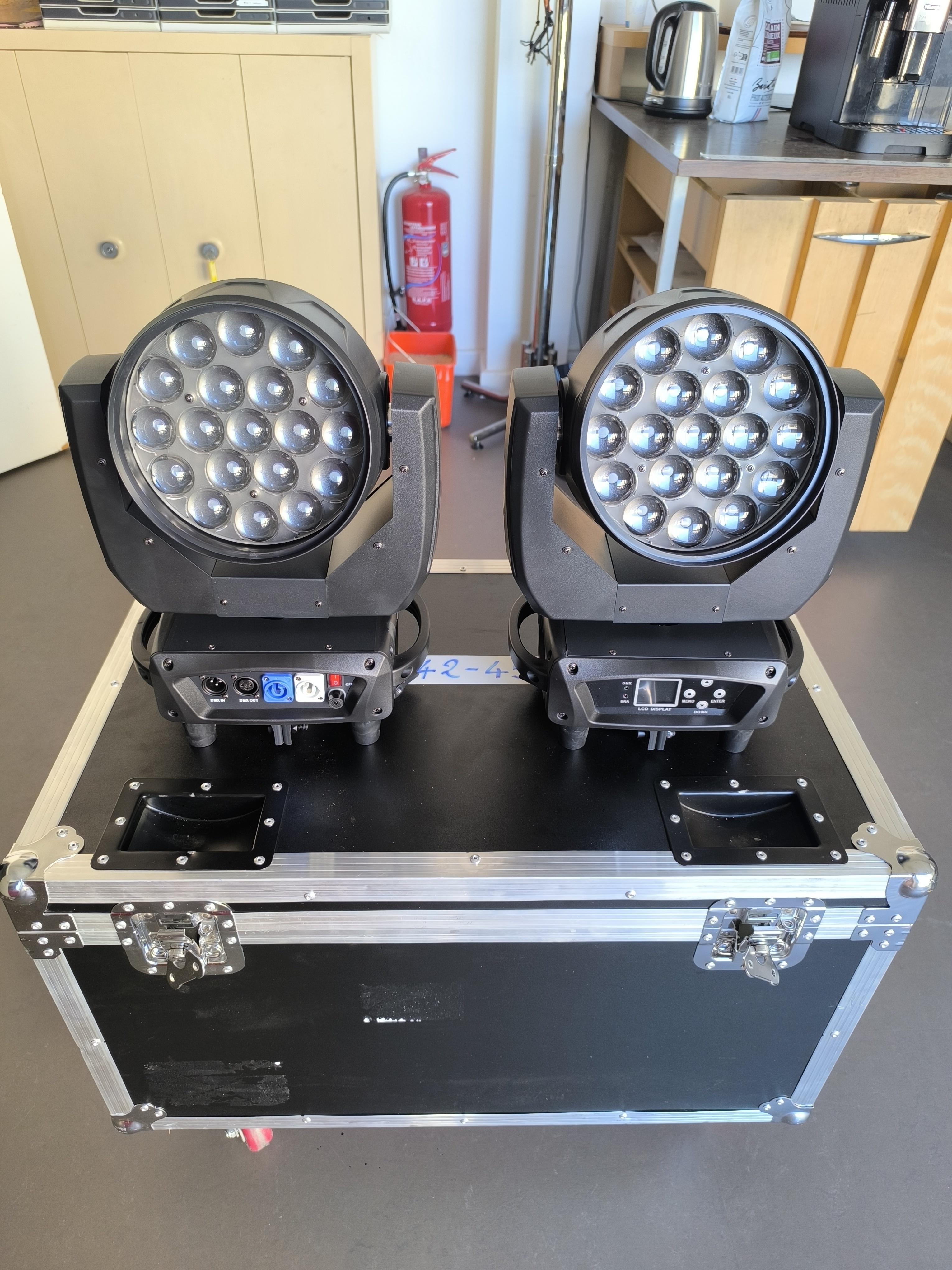 Projecteur Wash RGBW équivalent Mac Aura, en flightcase de 4, crochets + câblage