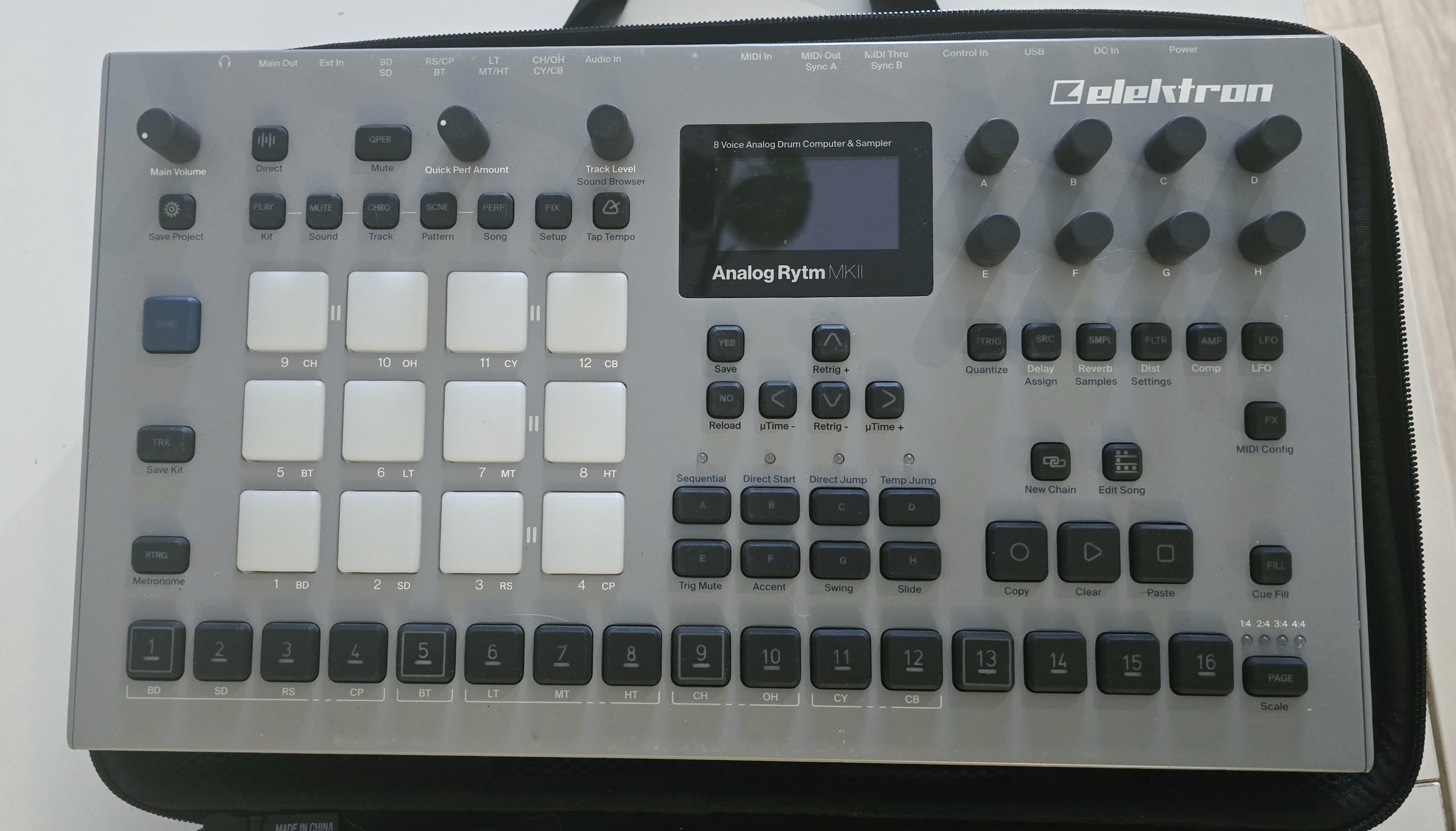 Elektron Analog Rythm MKII + Coque de protection + Valise + manuel imprimé