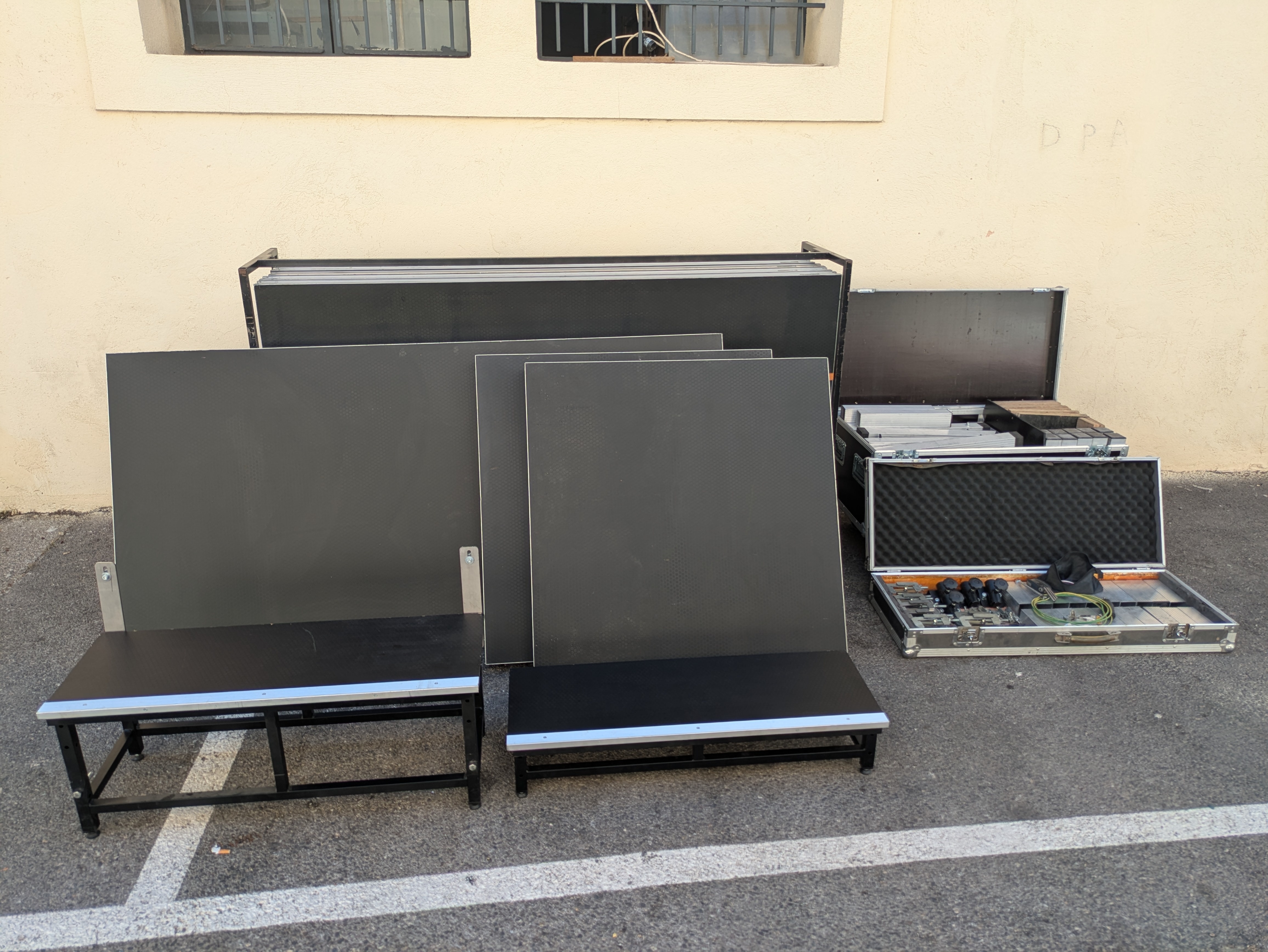 Vends praticables de scène 14m² + escalier + accessoires