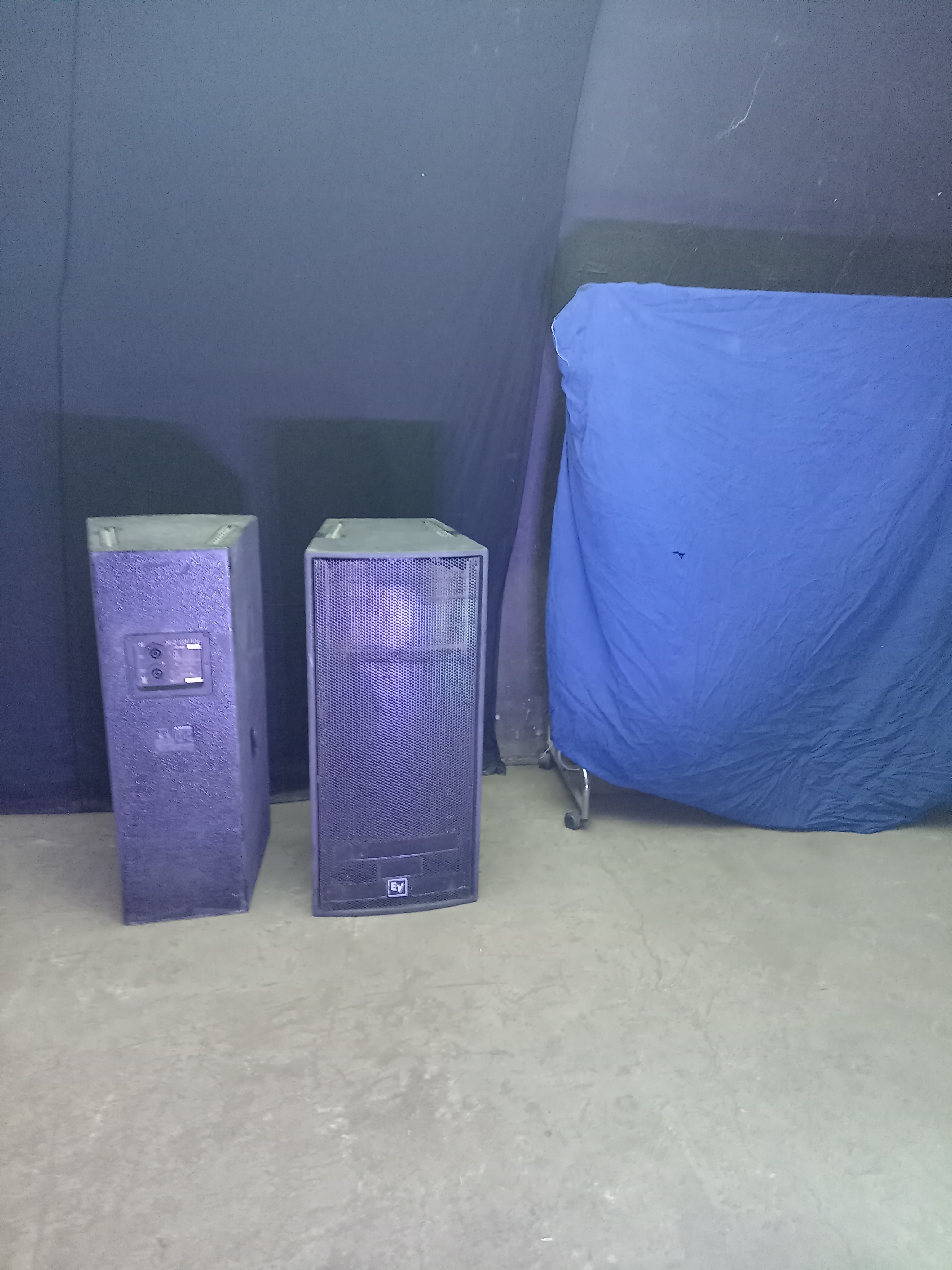 2 Electro Voice XI21-23 106 400 € HT l’unité (480 € TTC)