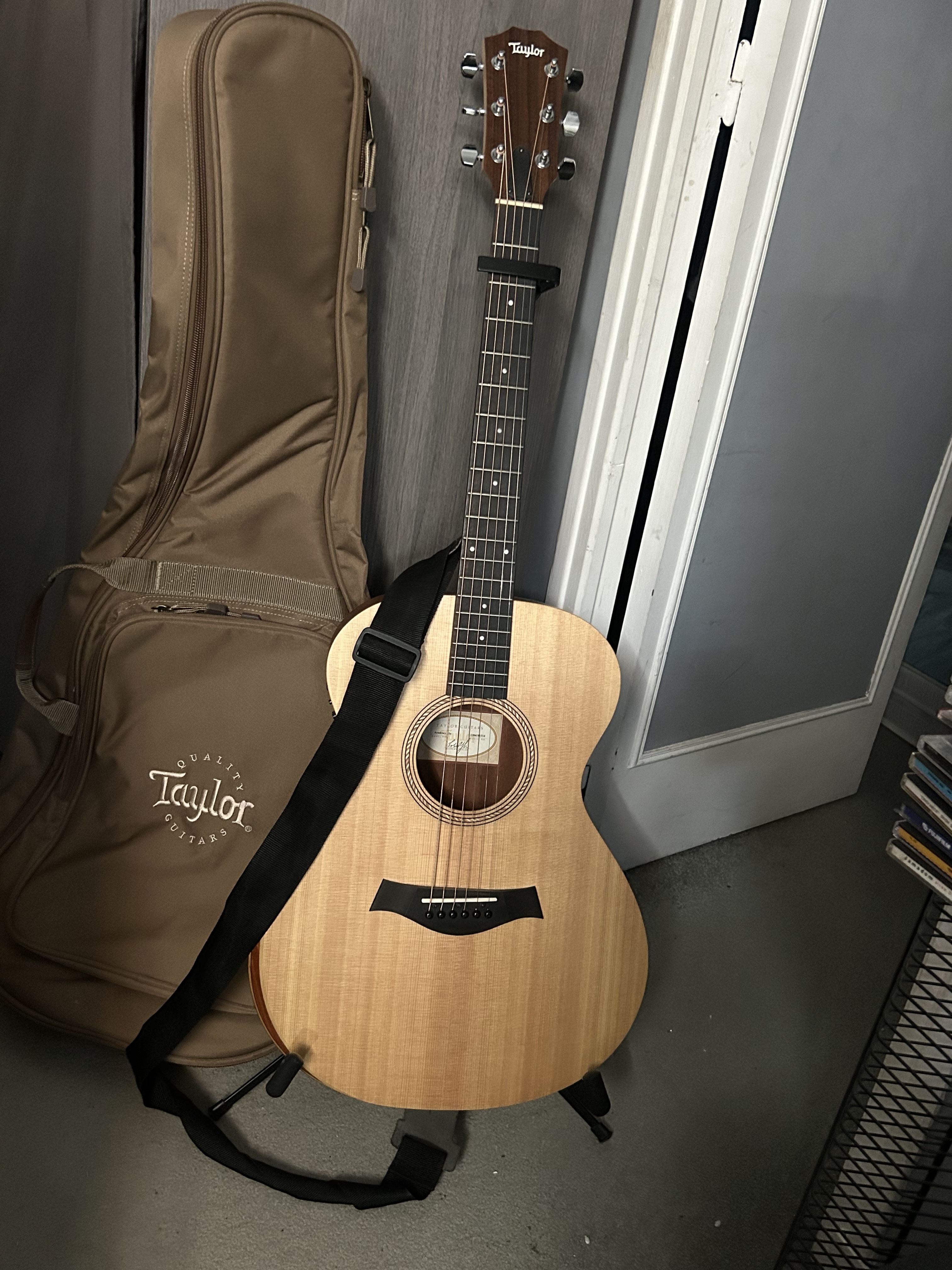 Vends Guitare classique TAYLOR