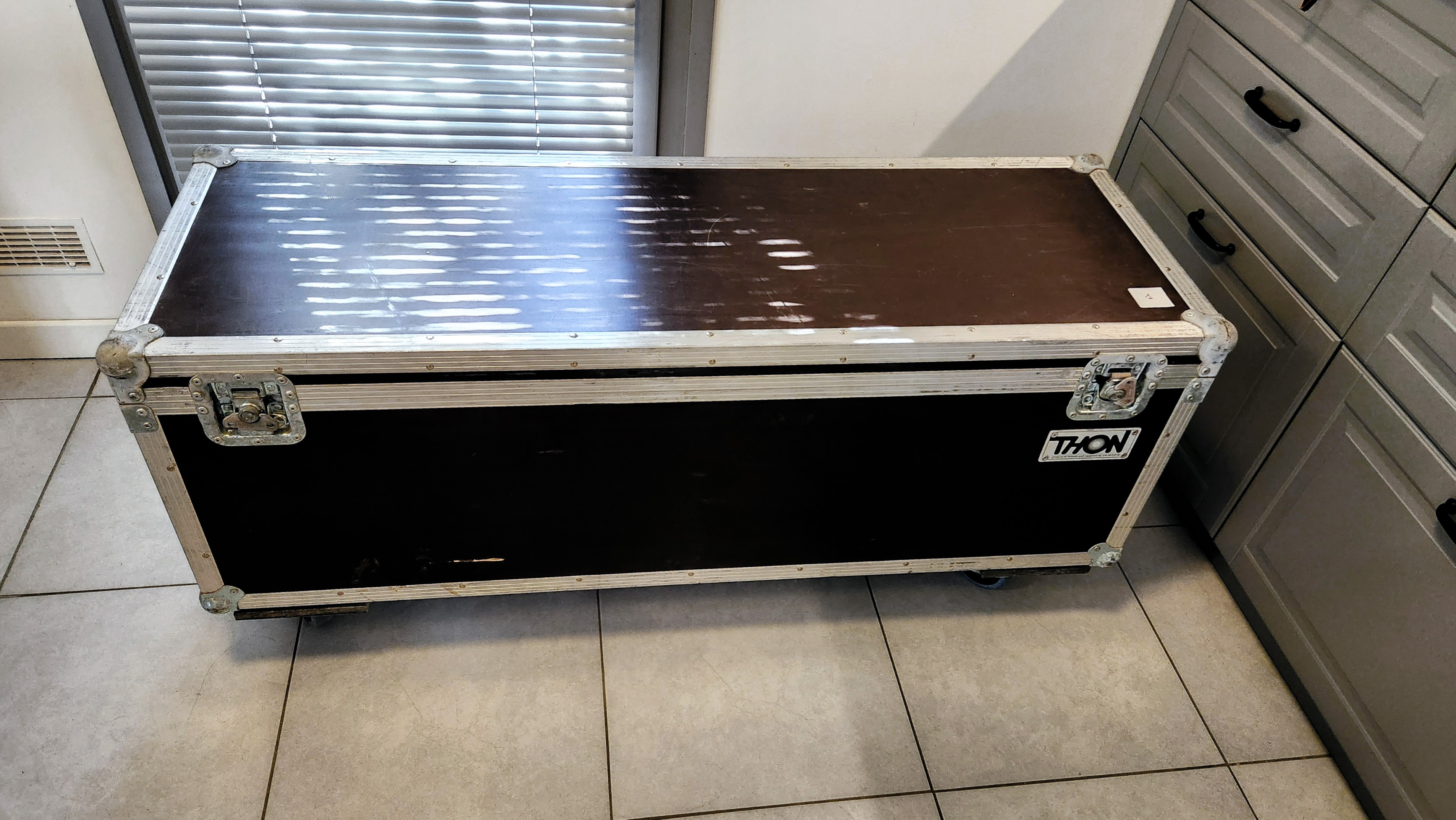 Grand flight case malle Thomann pour accessoires.
