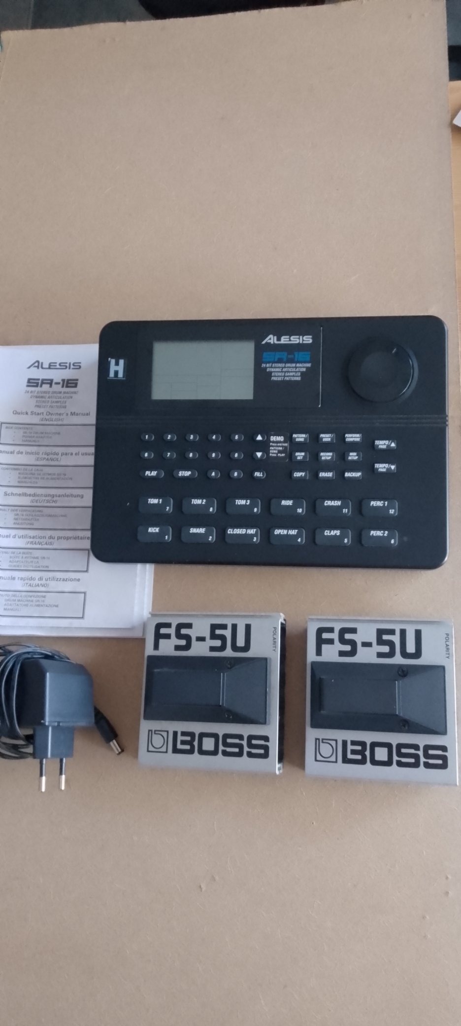 Vends boite à rythme Alesis SR-16 + 2 Footswitch Boss FS-5U