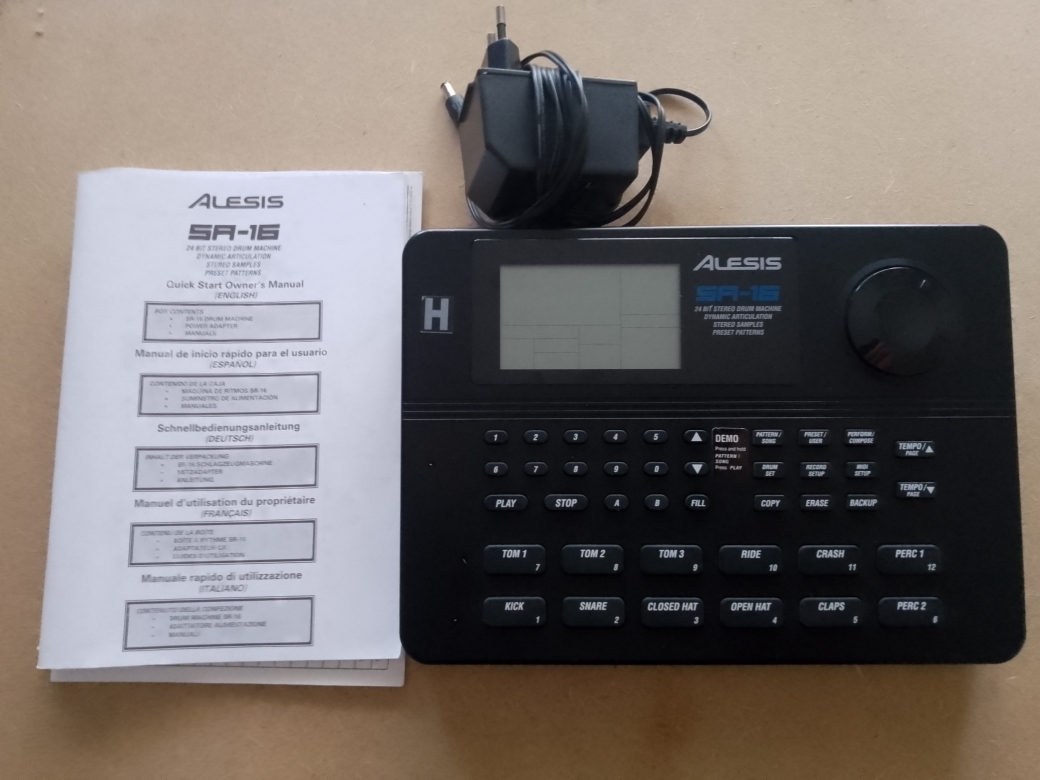 Vends boite à rythme Alesis SR-16 + 2 Footswitch Boss FS-5U