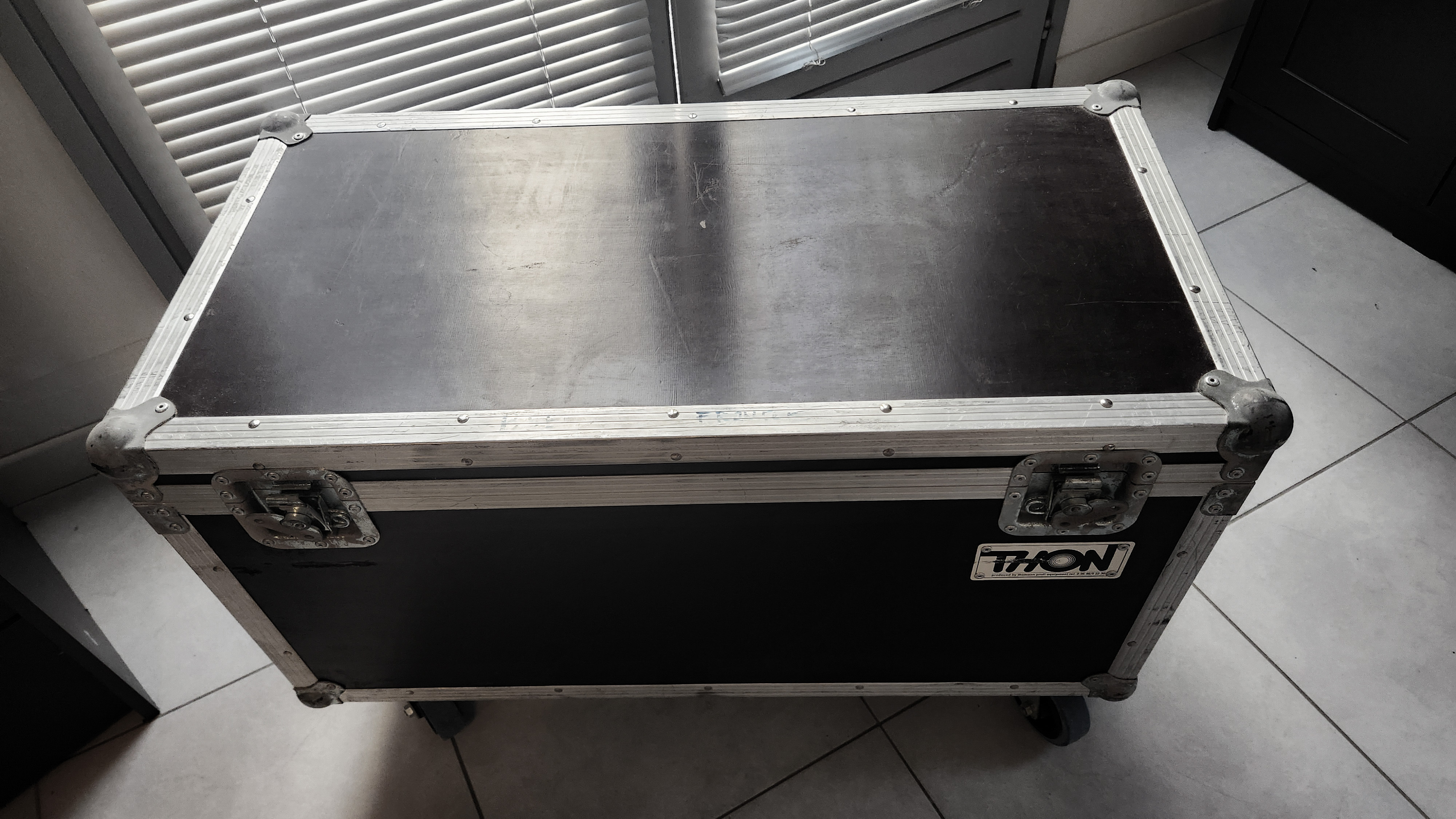 Flight case malle Thomann pour accessoires