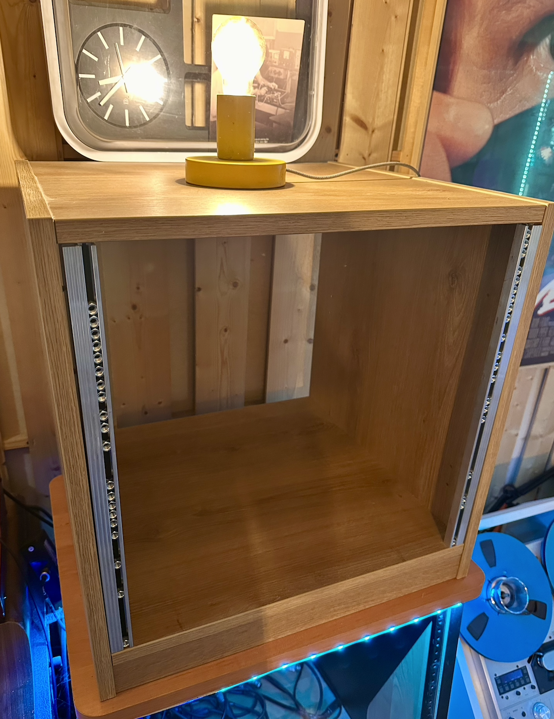 Thon Studio Rack 10U 50 oak