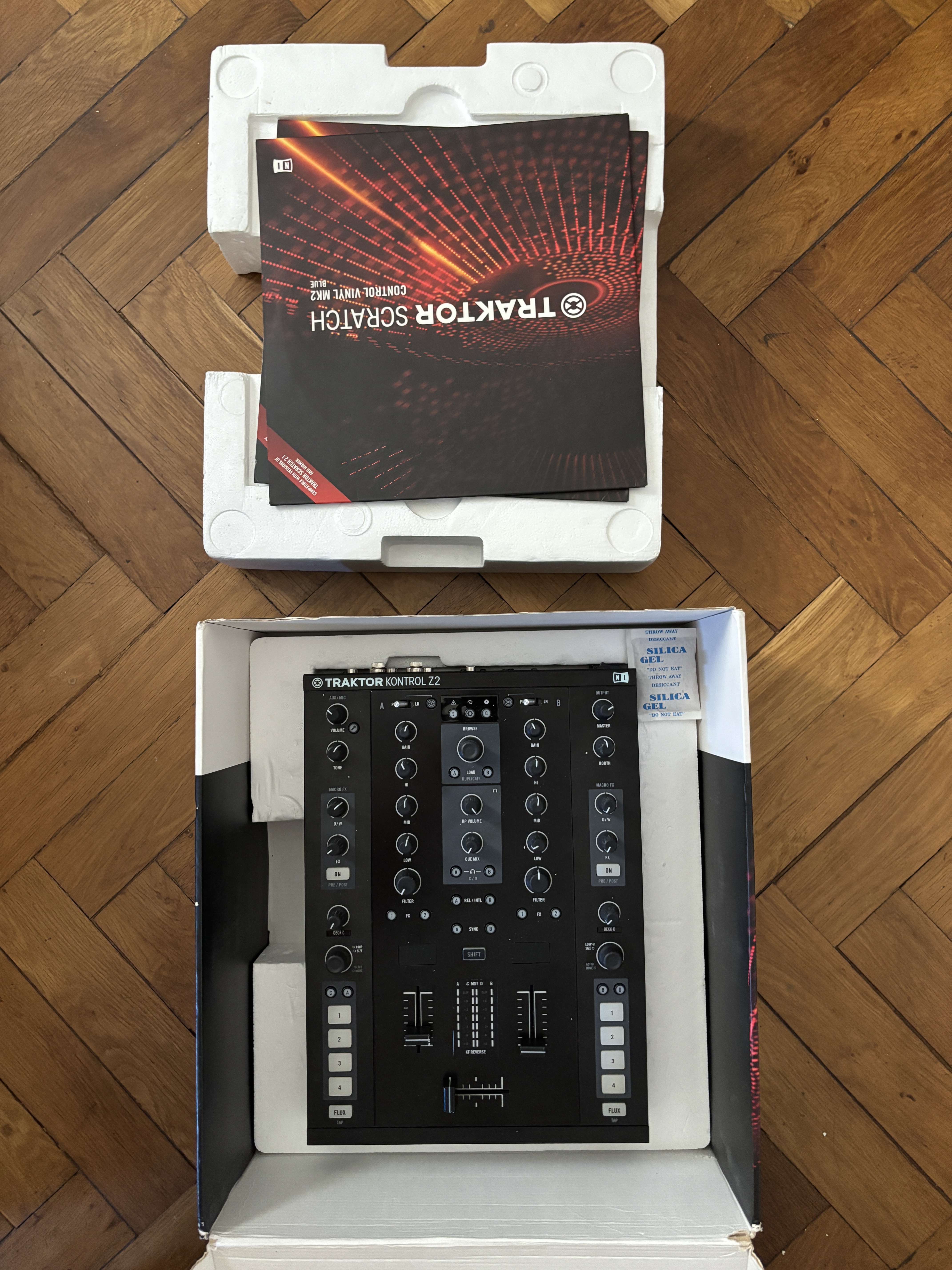 Table de mix DJ Traktor Z2 en parfait état