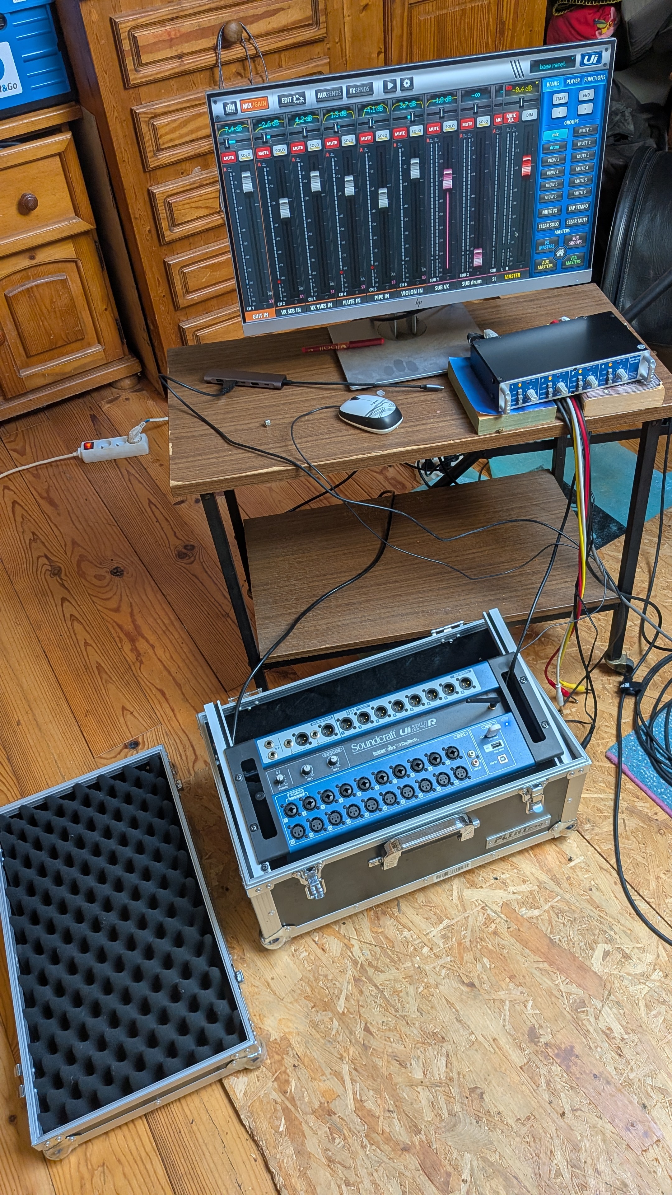 Soundcraft UI24 + flight case