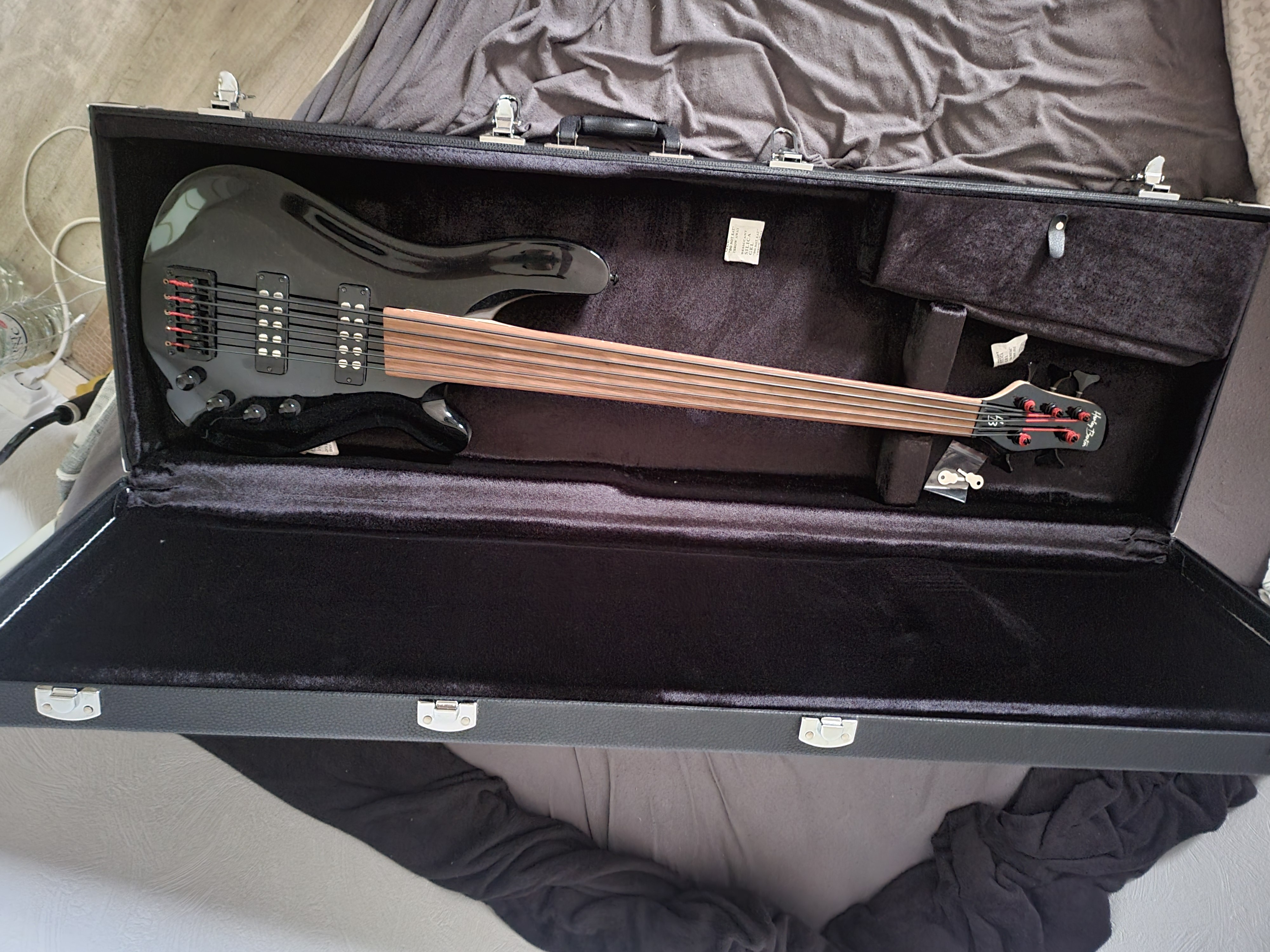 Harley Benton B-550 Progressive serie fretless 5 corde + étui rigide