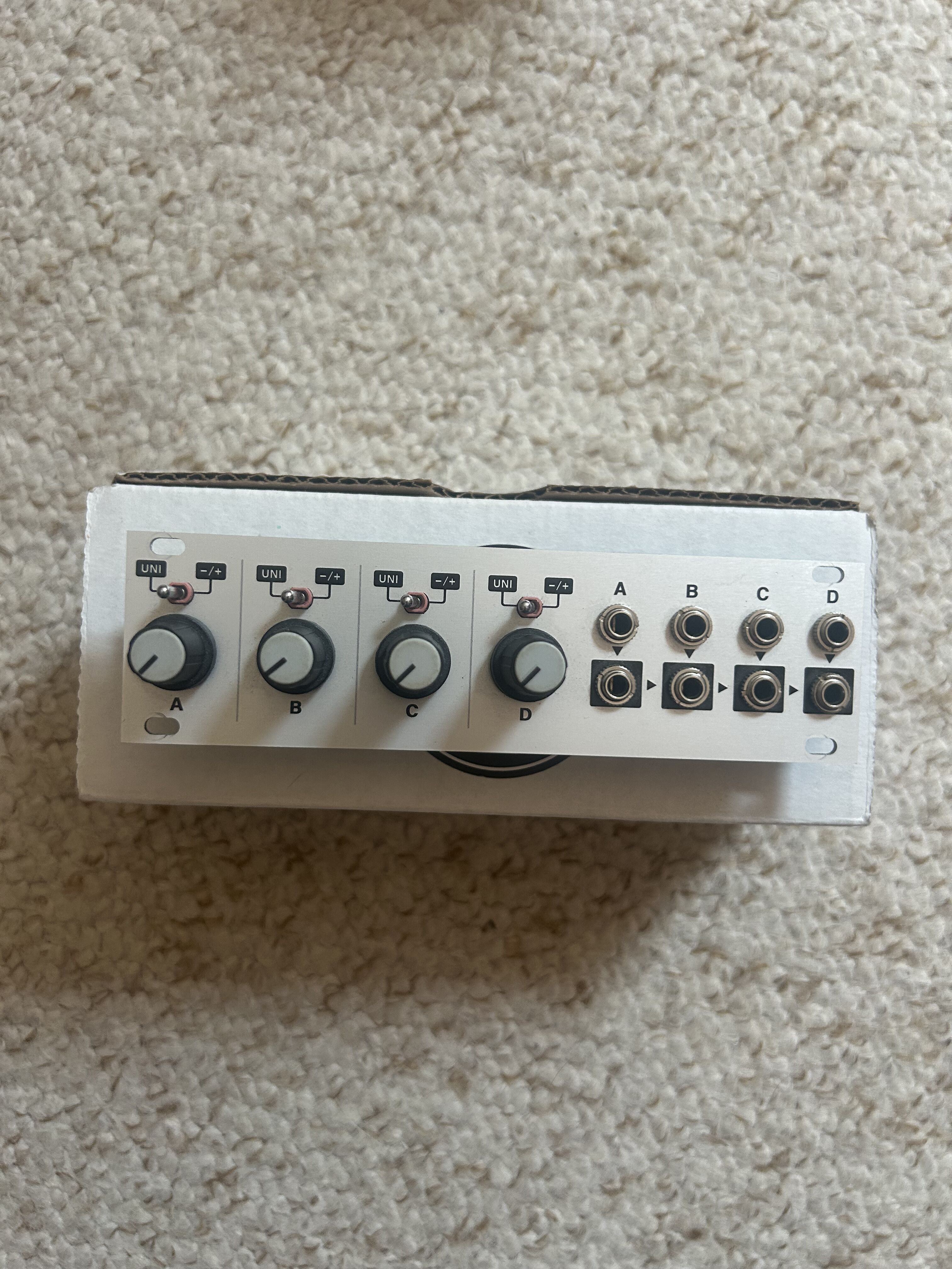 Vends un Intellijel 1U Quadratt en excellent état, parfaitement fonctionnel.