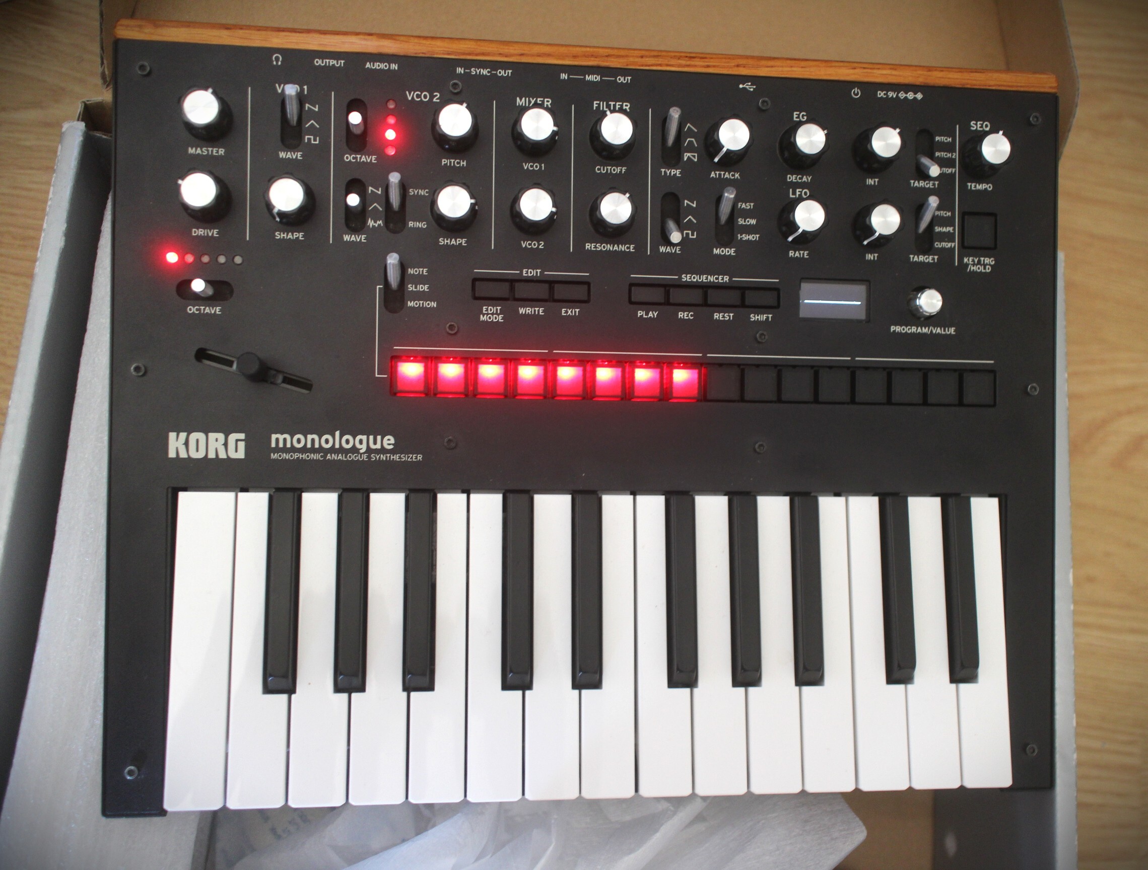 KORG minilogue noir