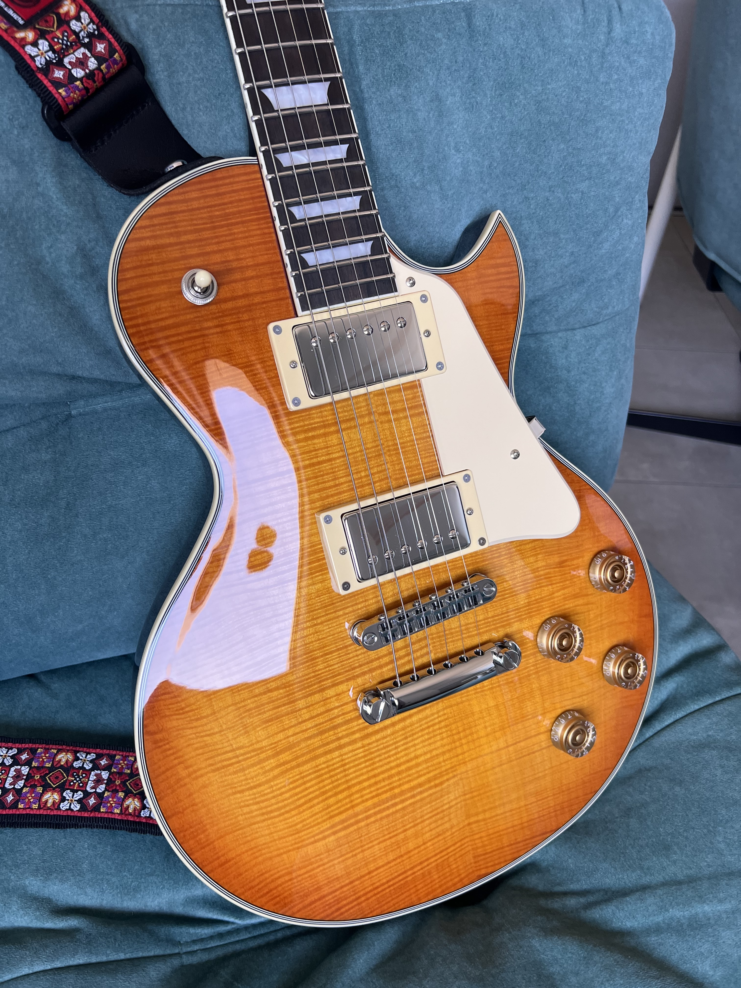 Sire Larry Carlton L7 New gen amber burst