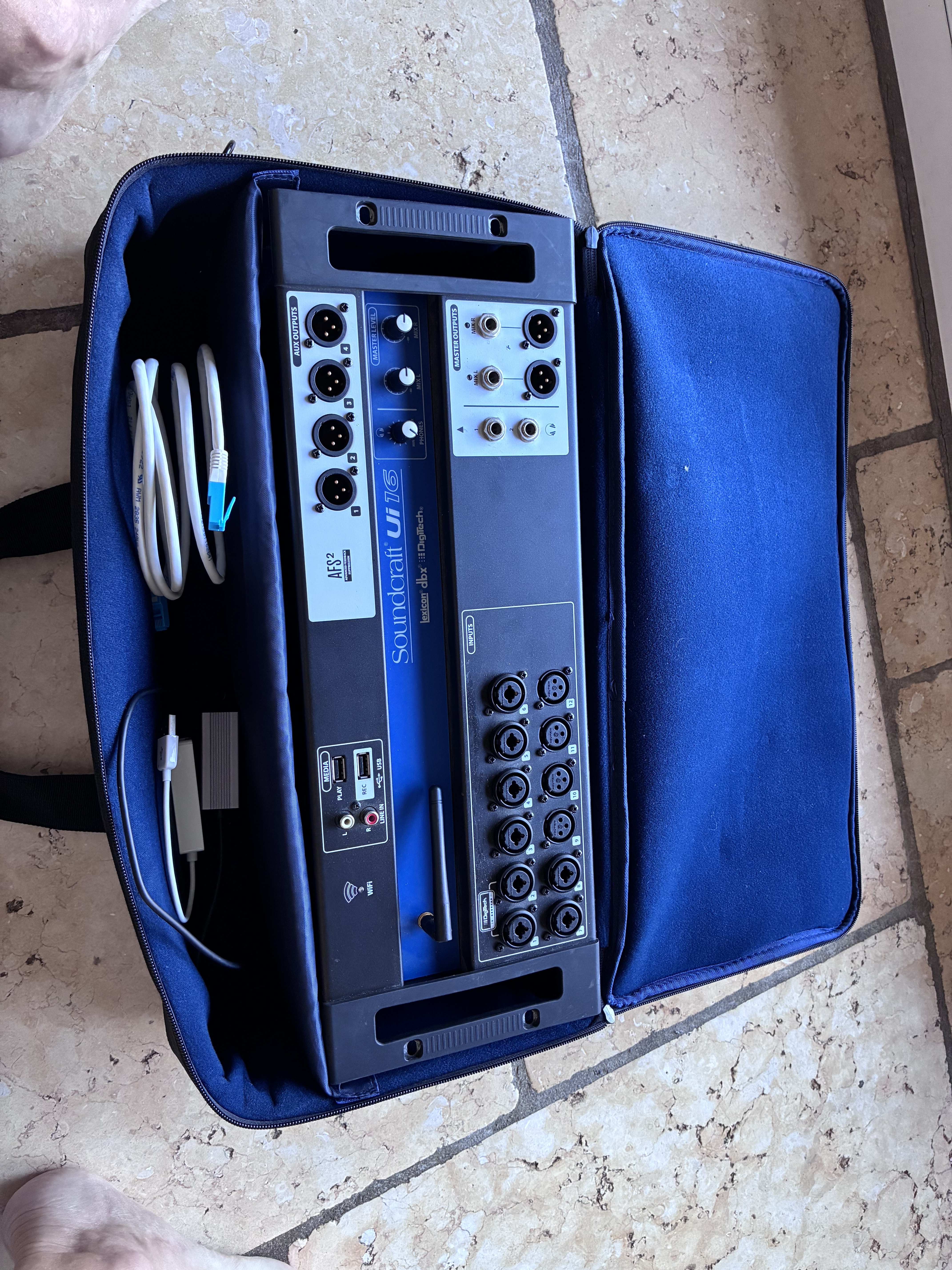 Vends table de mixage numérique Soundcraft ui-16