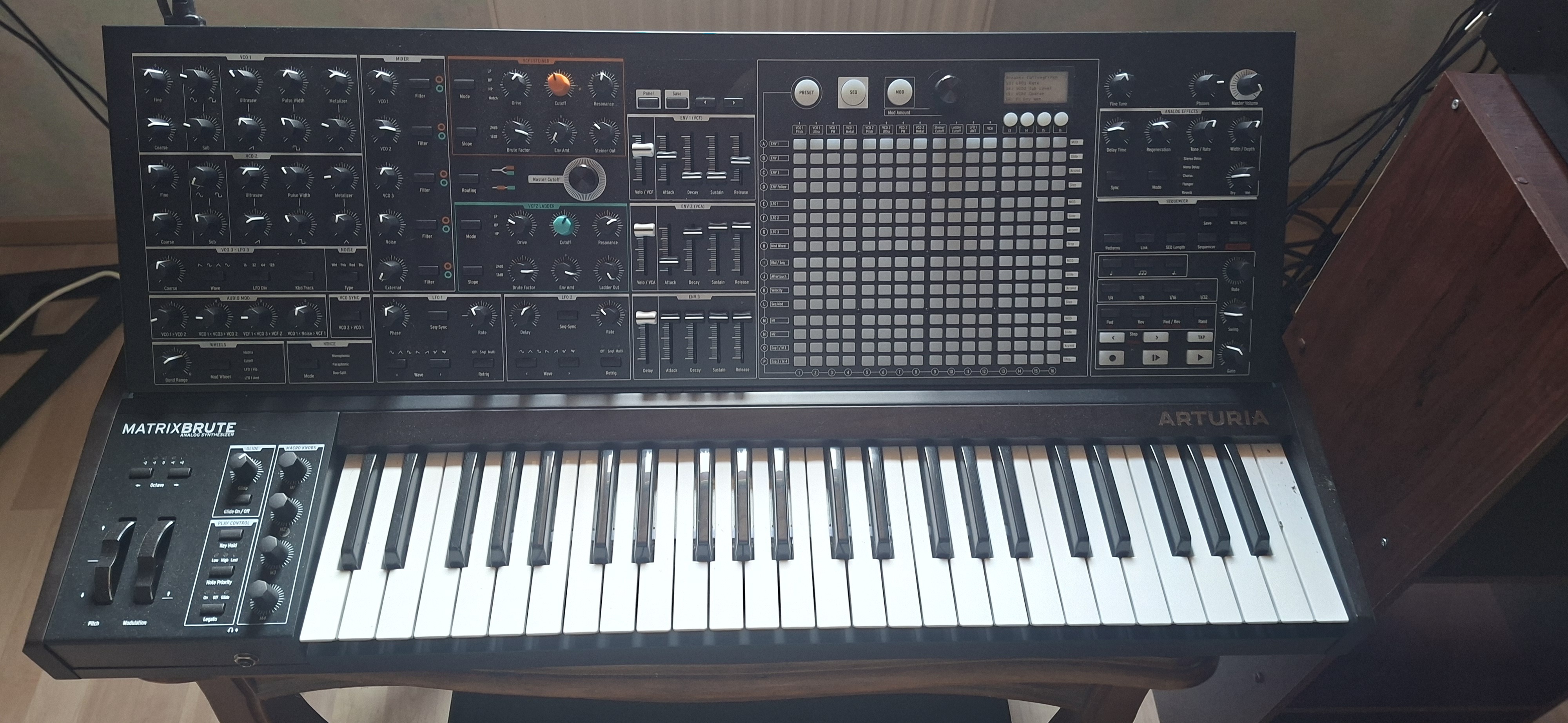 Vend synthétiseur arturia matrix brute 
