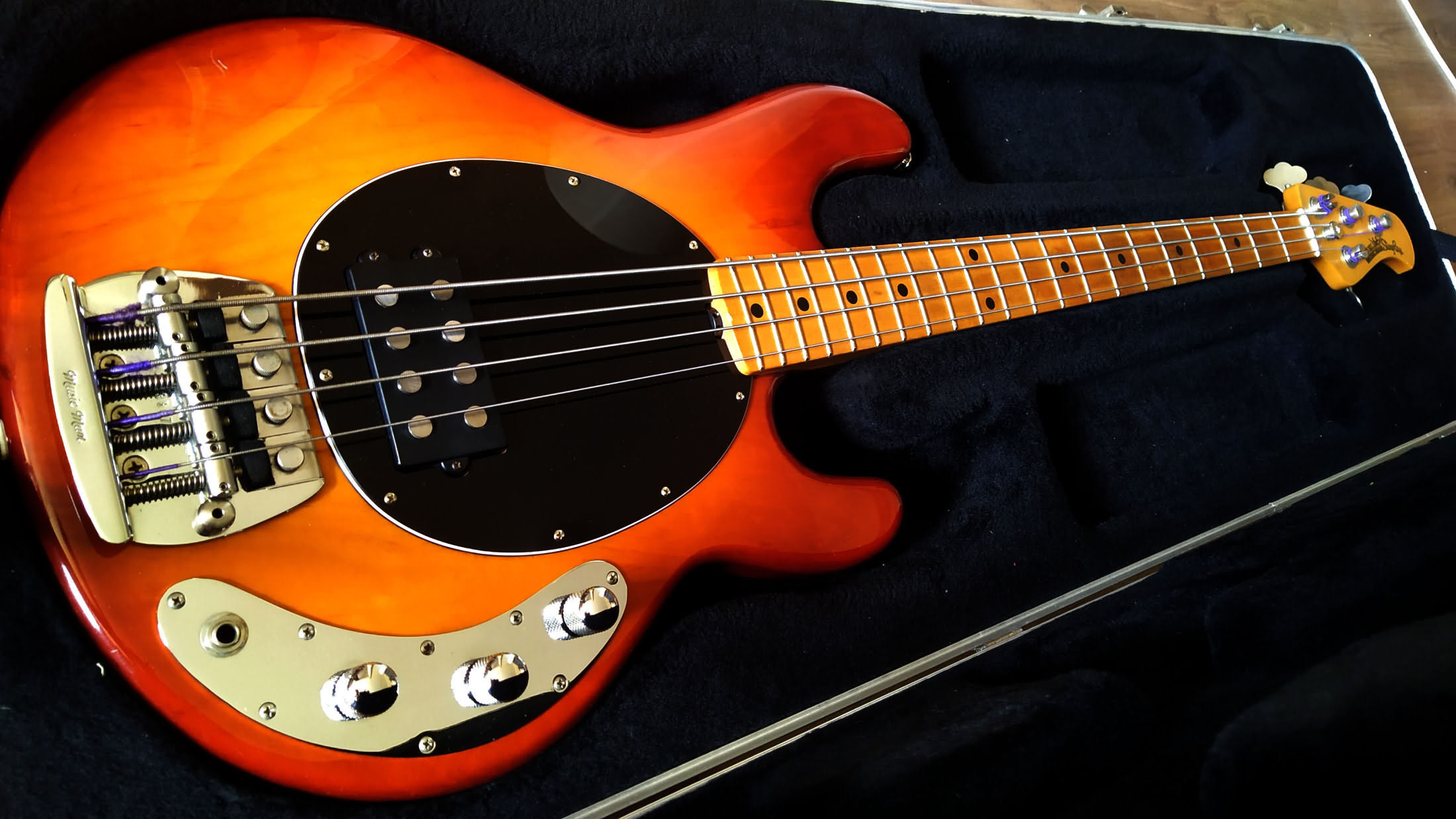MUSICMAN 4 HONEYBURST de 1994 / 2EQ / avec étouffoirs / manche maple