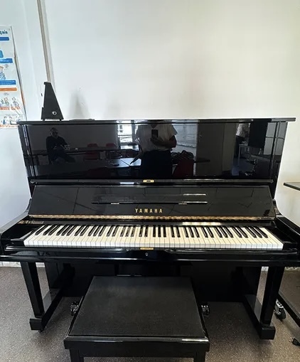 Piano droit Yamaha U3 à vendre  Piano droit Yamaha U3 – Excellent état