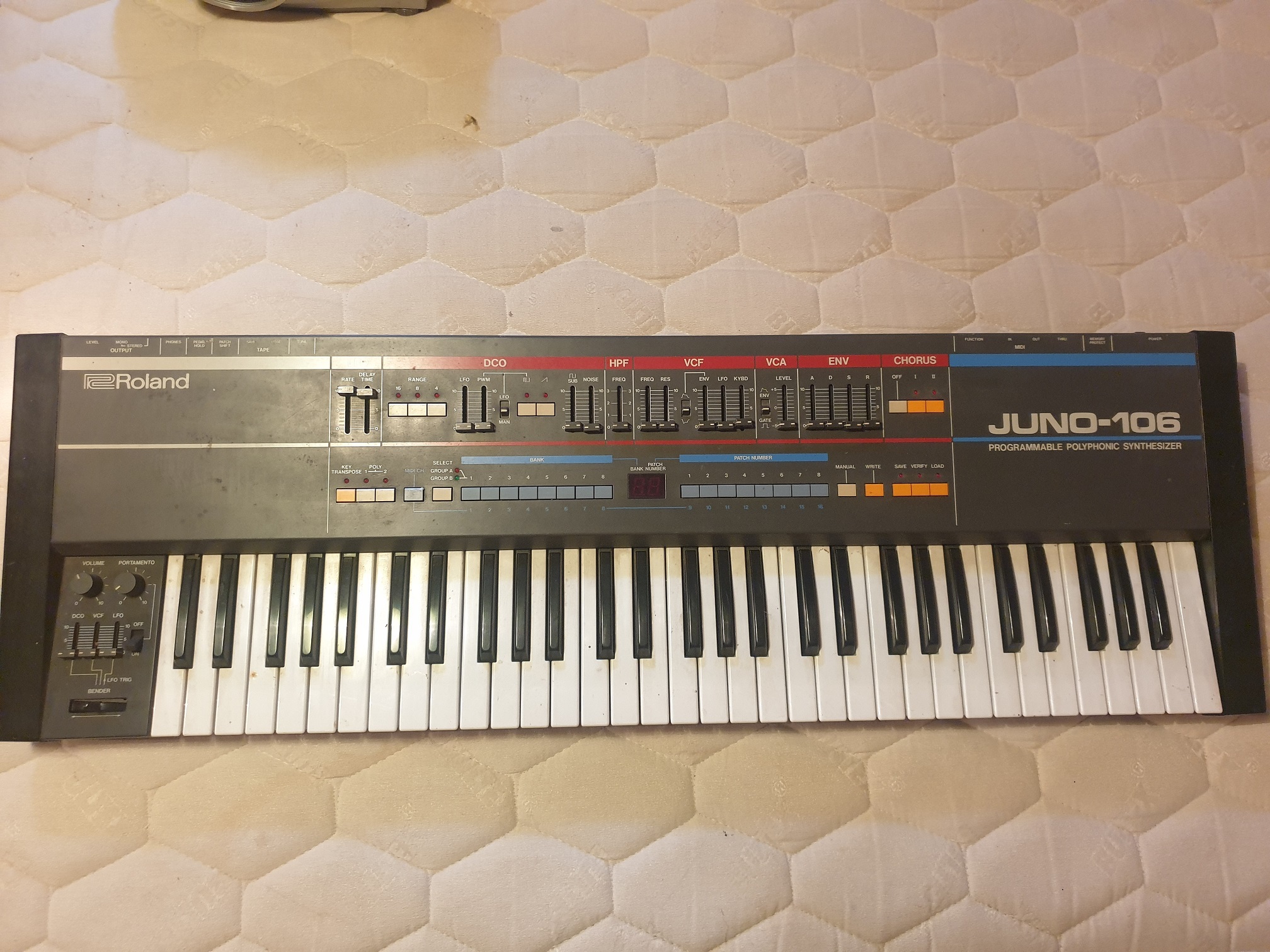 Roland Juno 106 fonctionnel mais à cleaner sérieusement...