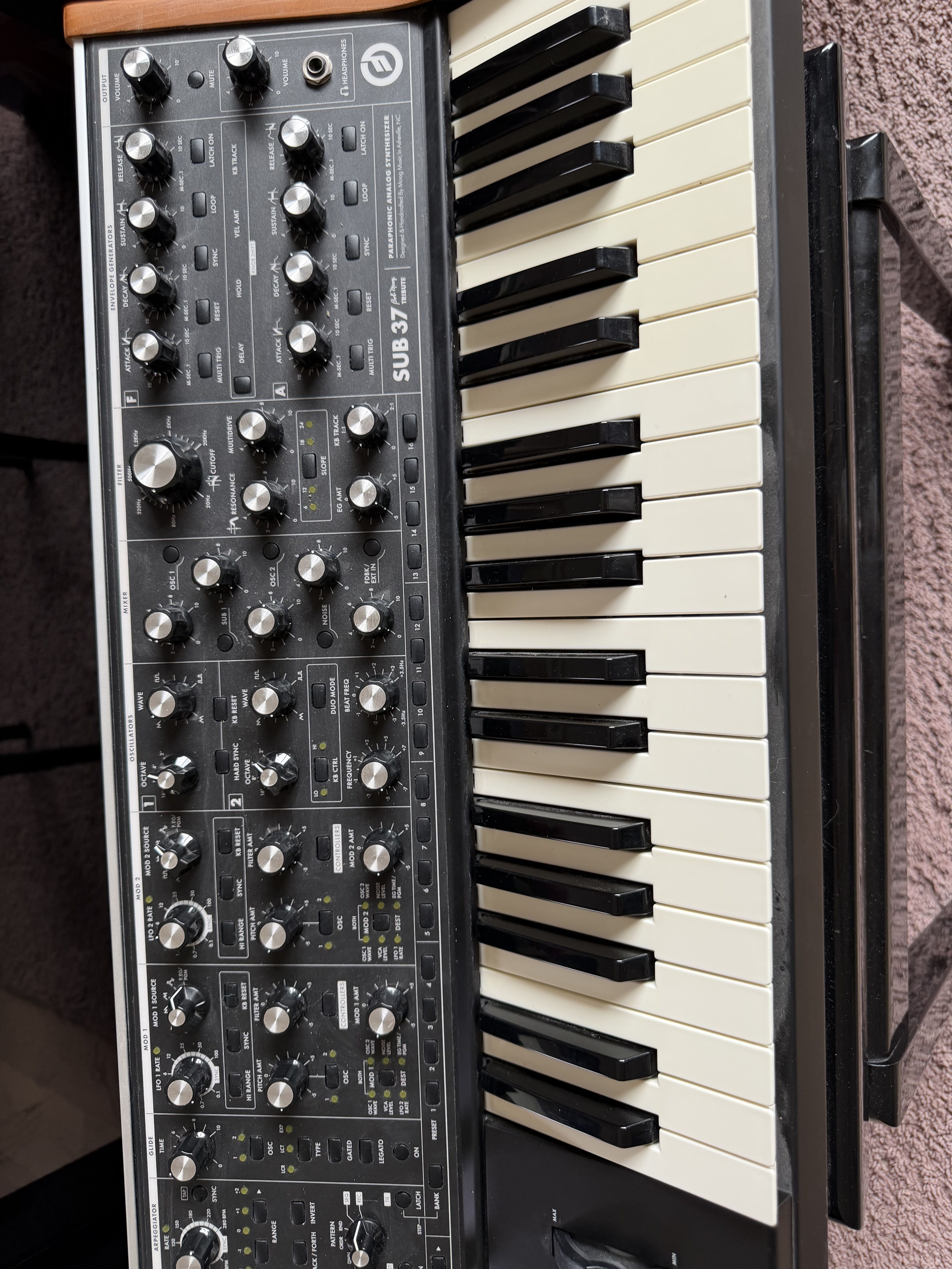 vends Moog Music SUB 37