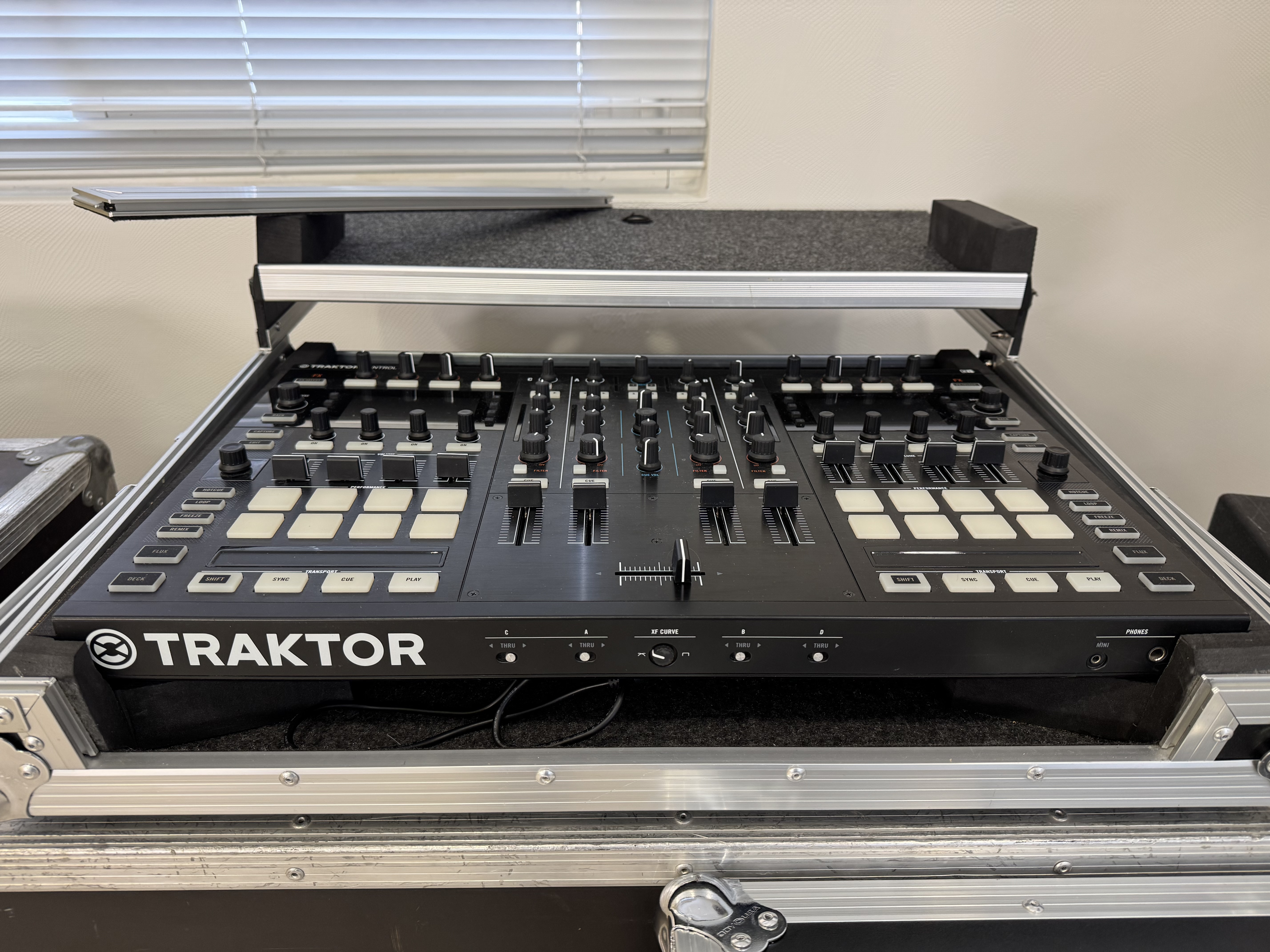 Native Instruments Traktor Kontrol S8 (84465)
