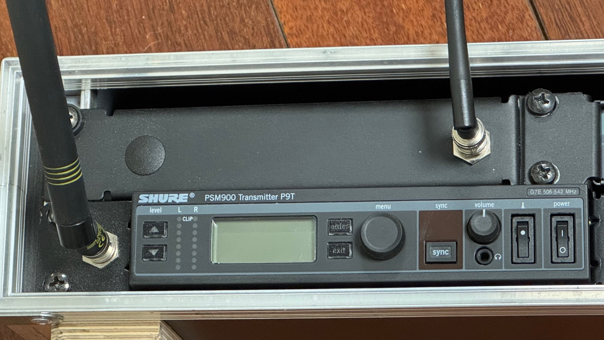 EAR MONITOR SHURE PSM900 COMPLET AVEC ECOUTEURS PRO SE215 + FLIGHT R&S