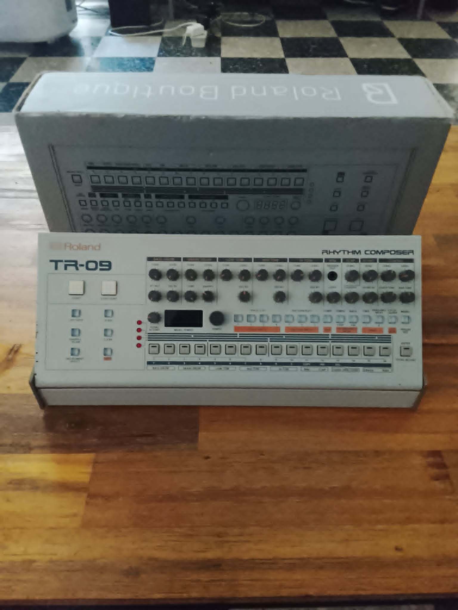 Roland TR09