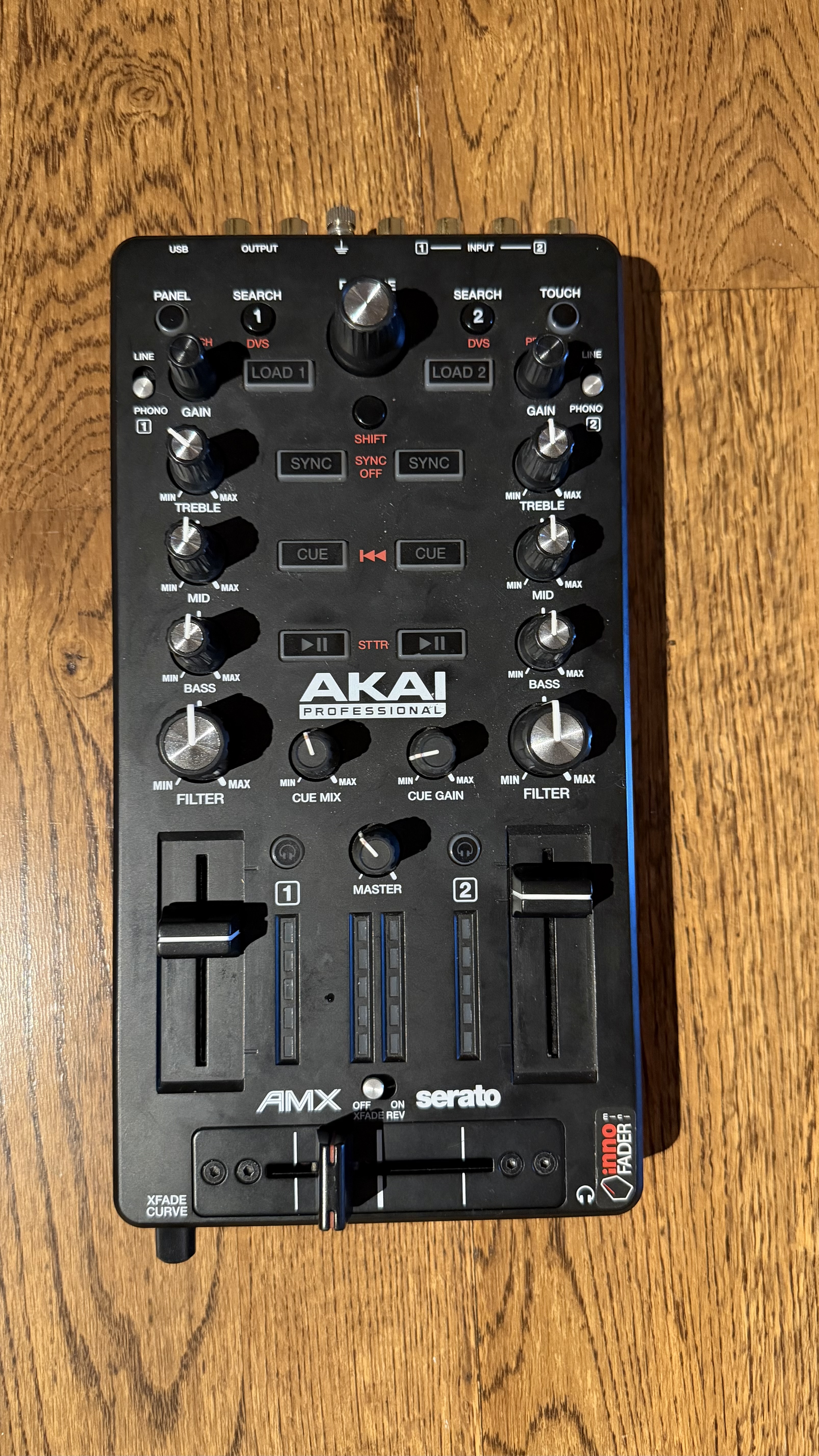 Contrôleur DJ - Akai AMX Serato 