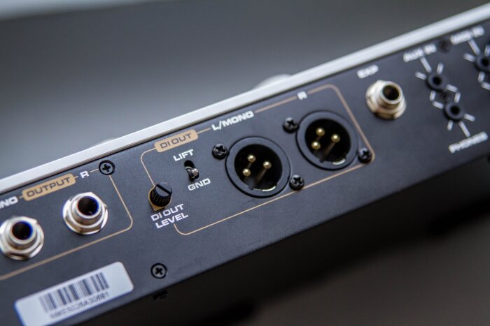 MG50Li - face arrière sorties XLR MG50Li - face arrière sorties XLR