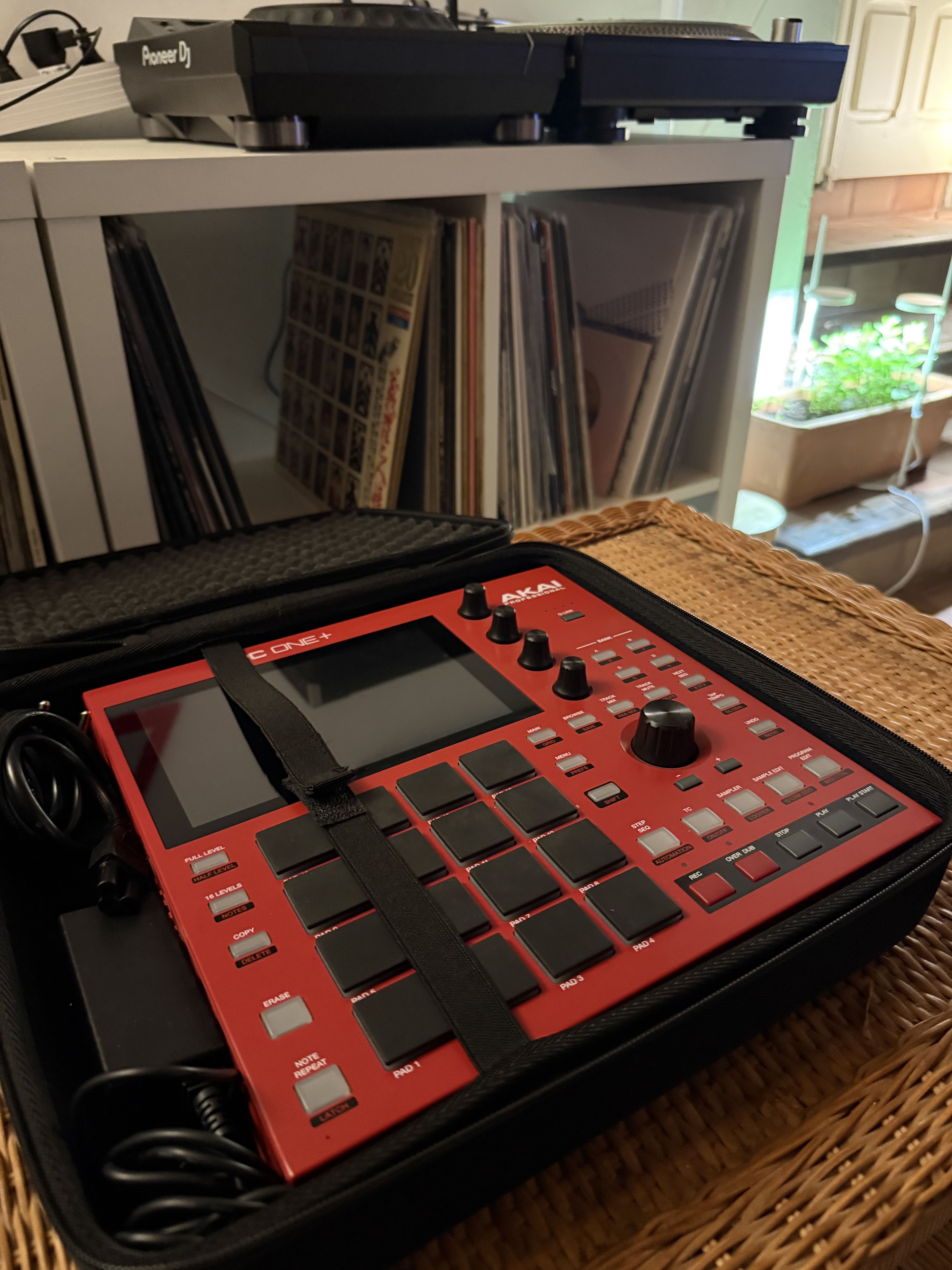Akai MPC One+ avec housse de transport + Carte SD 128 Go