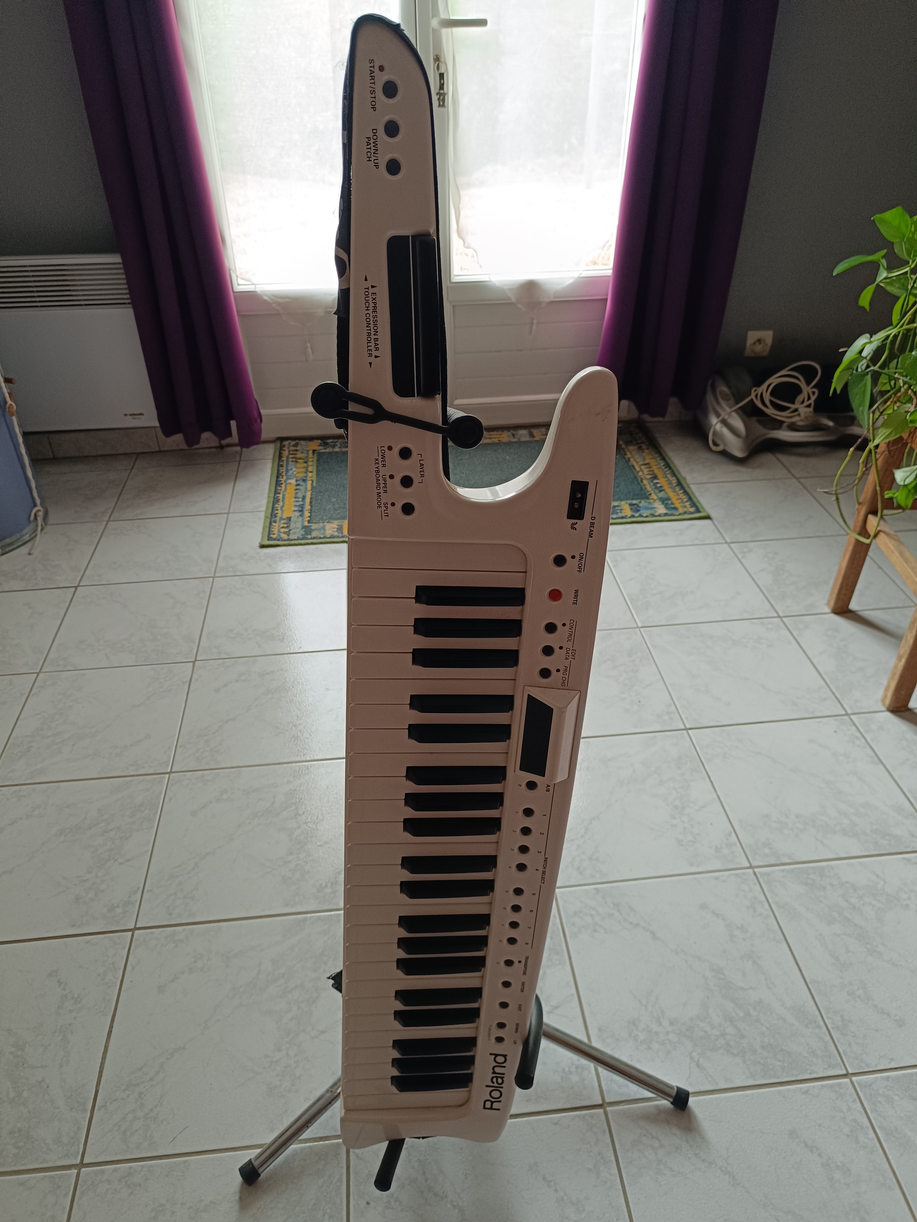 Clavier midi Roland AX-7 avec son étui et son système de connexion Midi sans fil